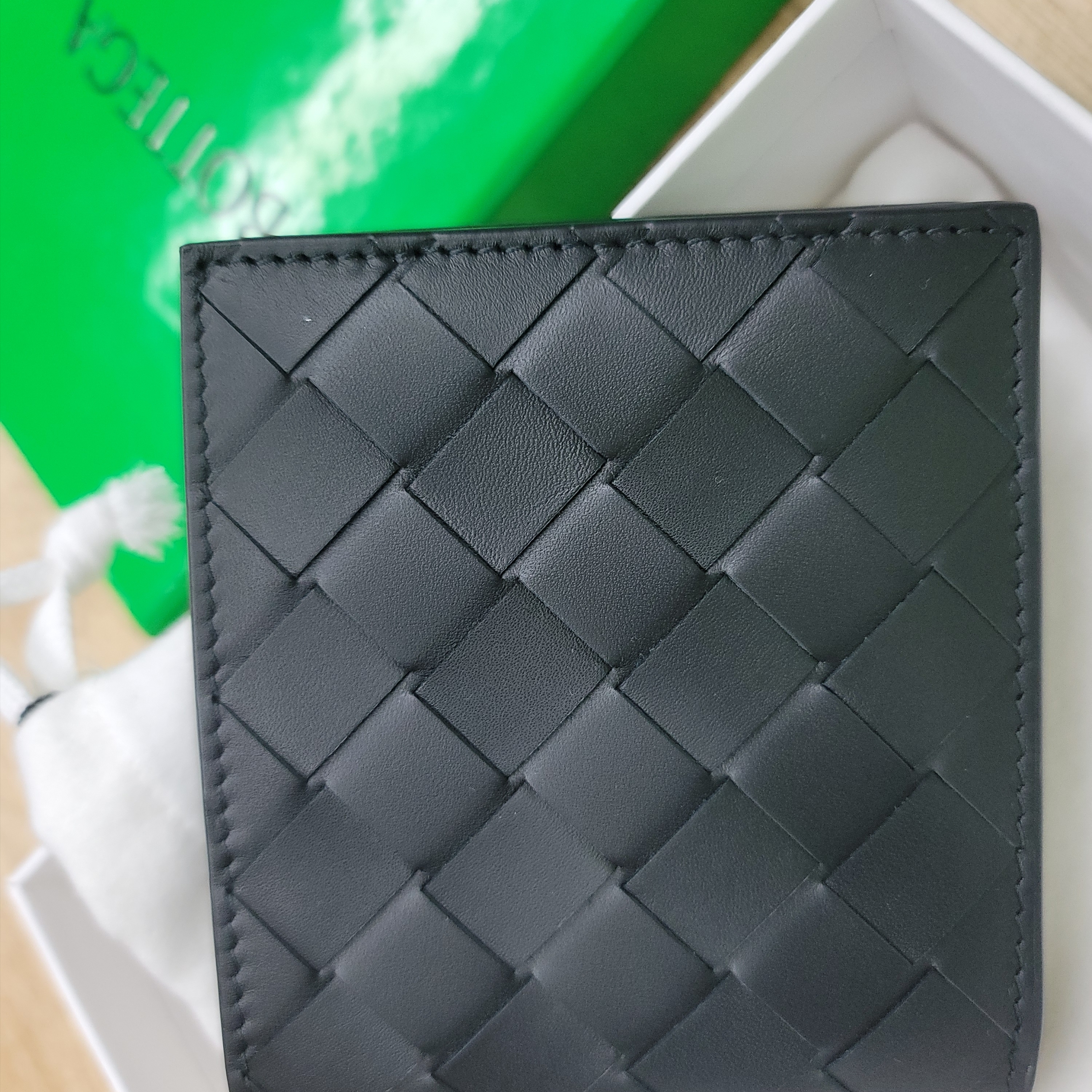 Bottega Veneta Bi-Fold Wallet Black 착용 스타일