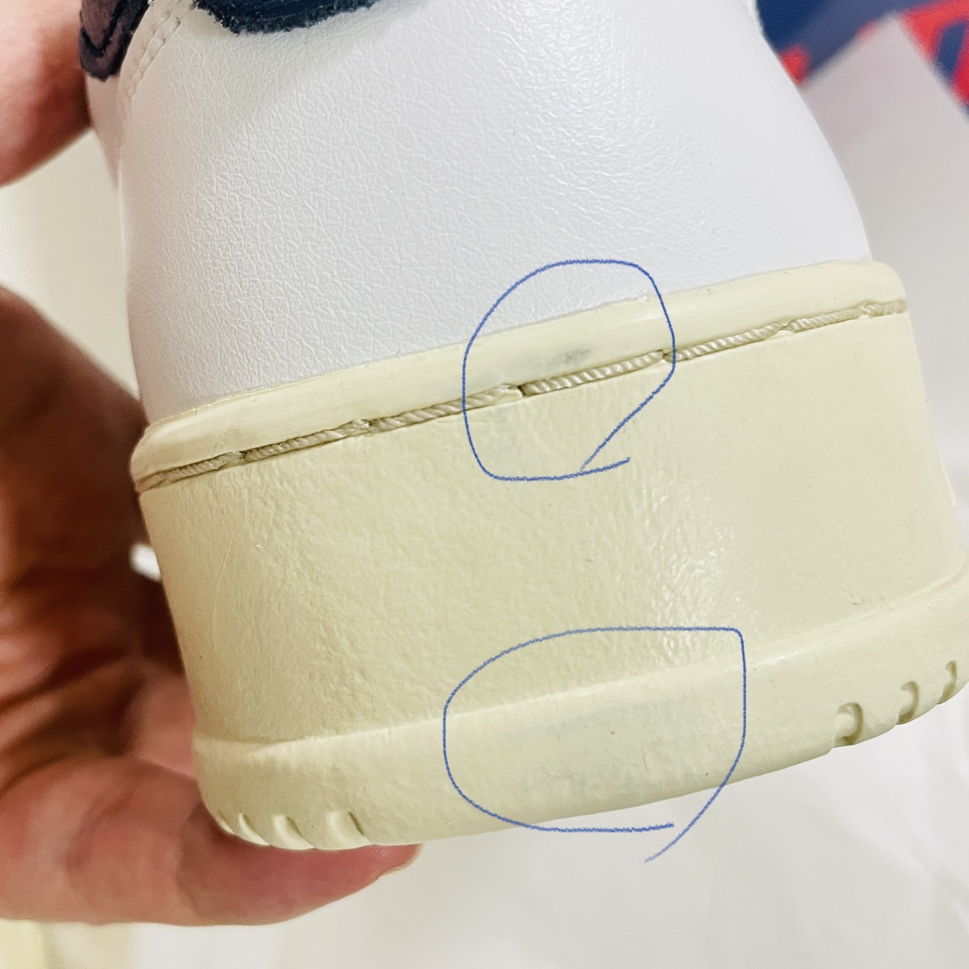 Autry Medalist Low Leather Sneakers White Blue 착용 스타일 - 2