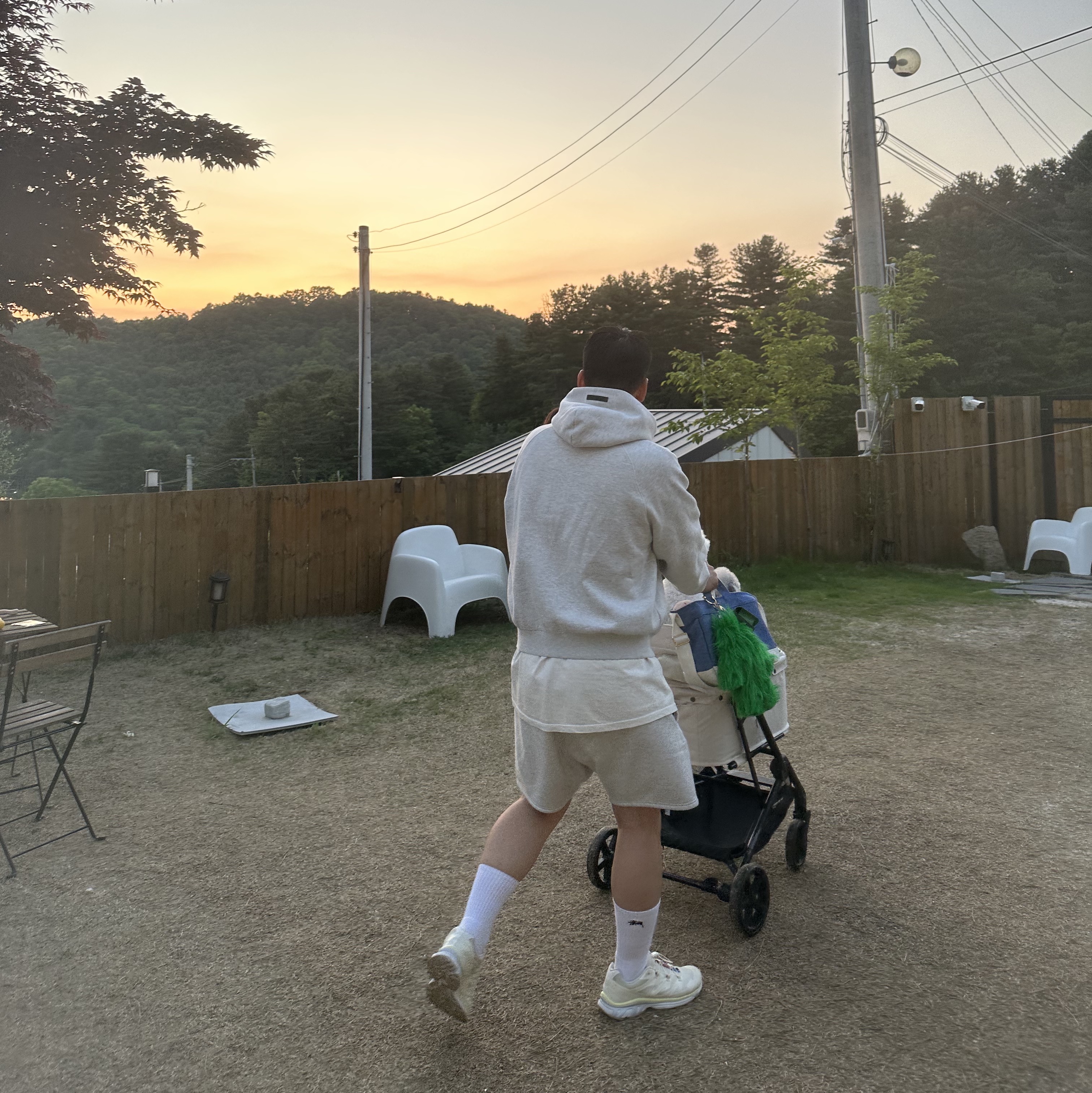 Essentials The Core Collection Sweatshorts Oatmeal, Salomon XT-6 ADV Vanila Ice 착용 스타일