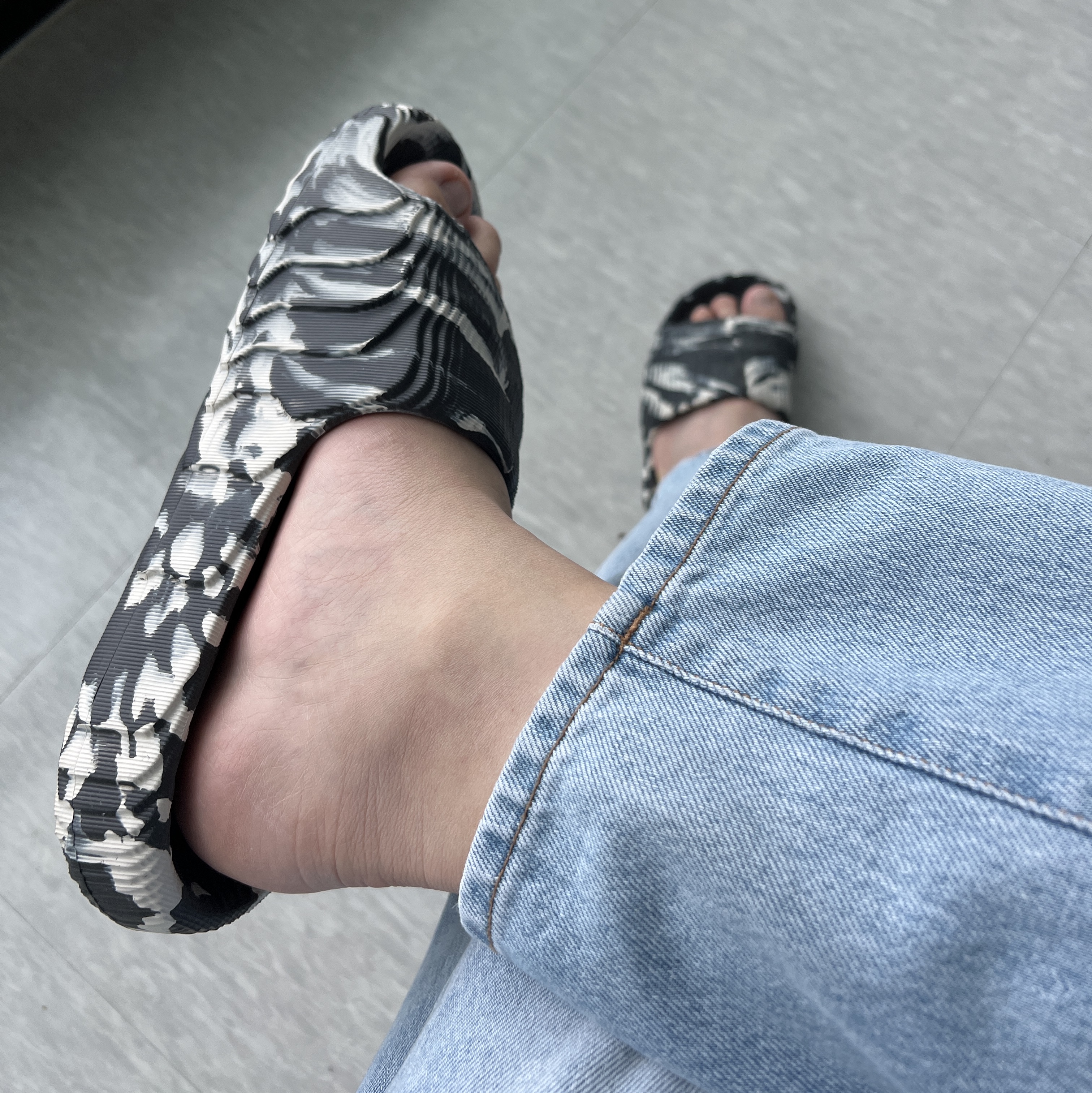 Adidas Adilette 22 Carbon Aluminium 착용 스타일