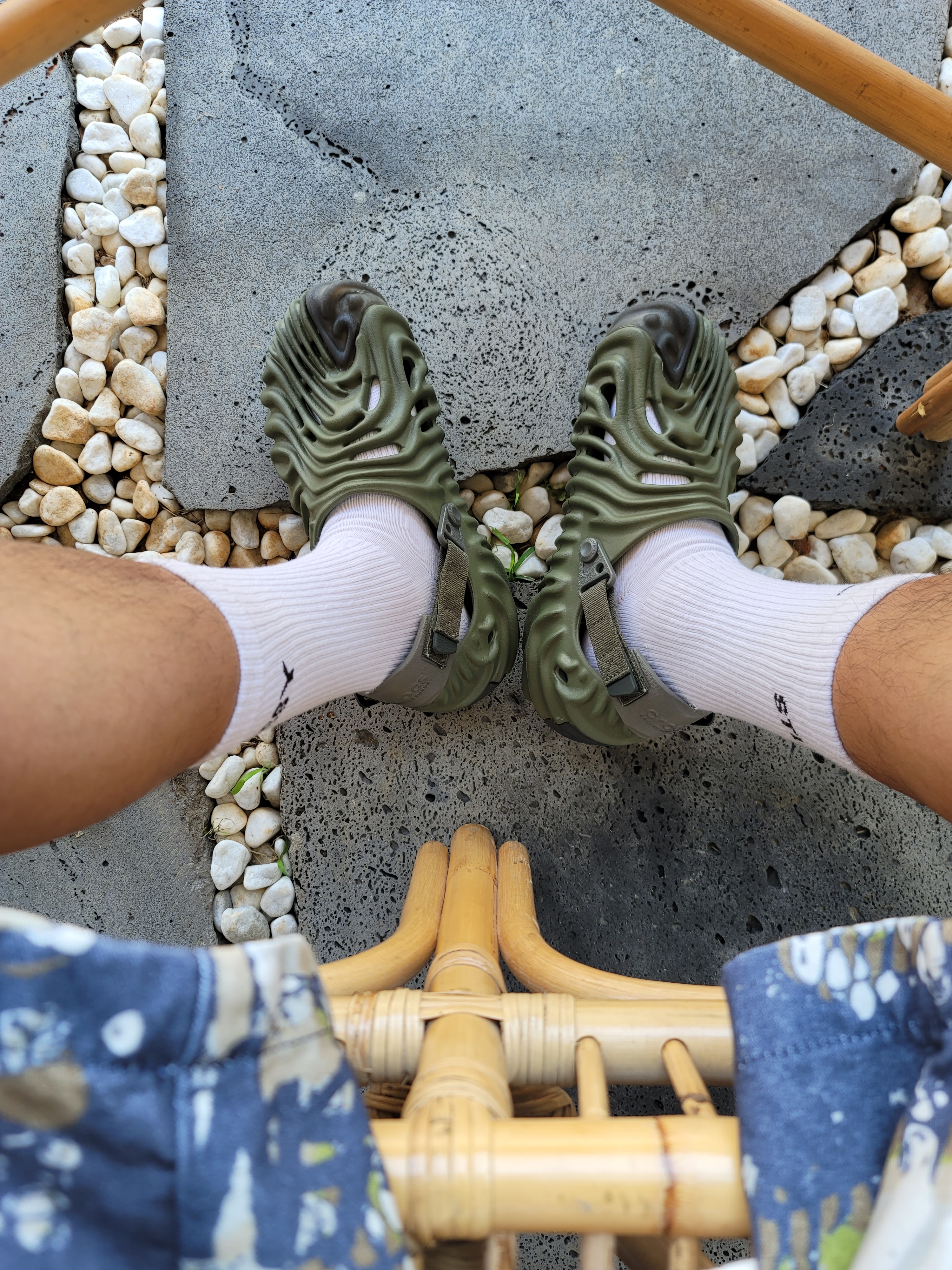 Crocs x Salehe Bembury Pollex Clog Cucumber, Nike x Stussy NRG Crew Socks White Black 착용 스타일
