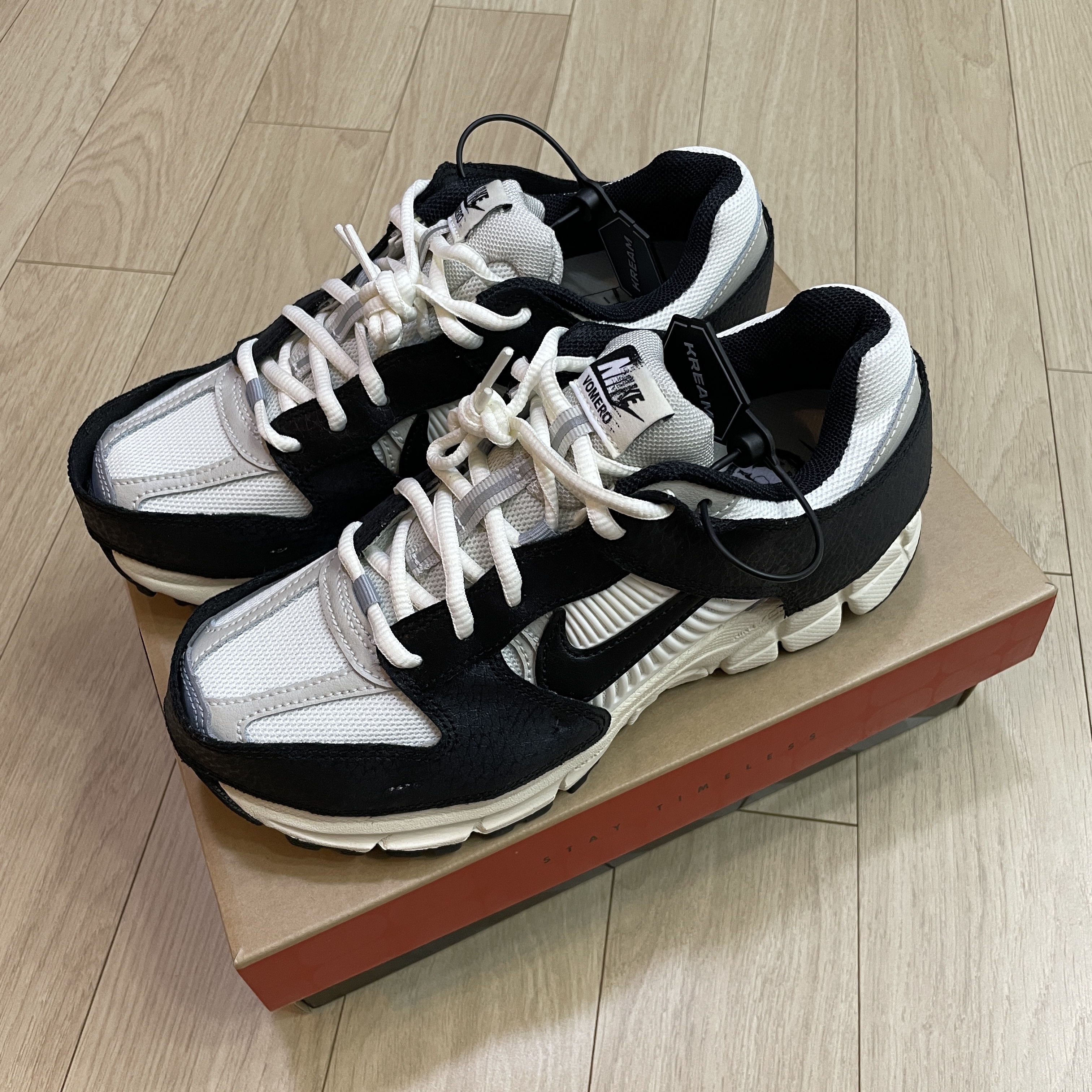 (W) Nike Zoom Vomero 5 Wolf Grey and Black 착용 스타일