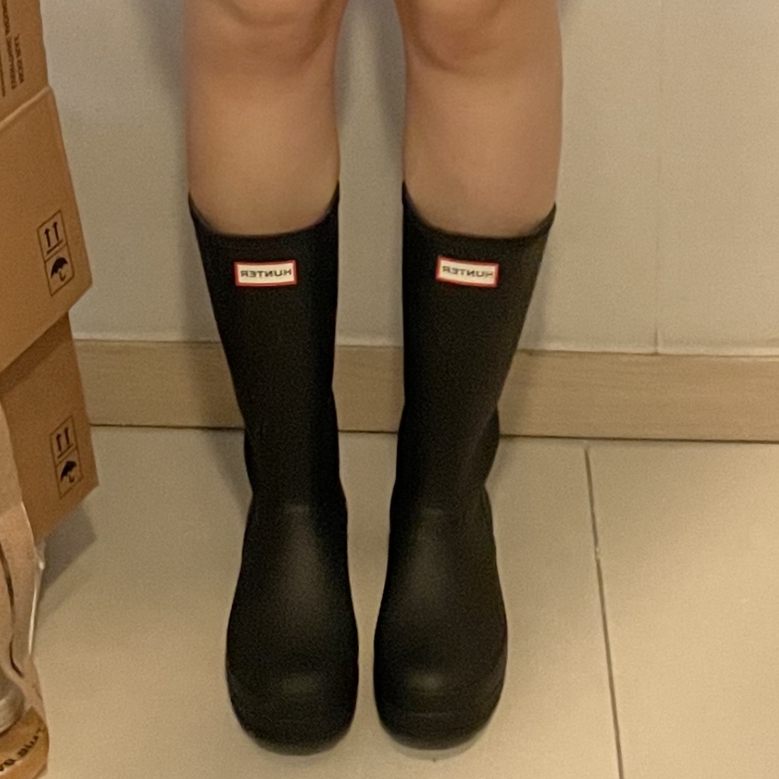 (W) Hunter Play Tall Wellington Rain Boots Black 착용 스타일 - 1