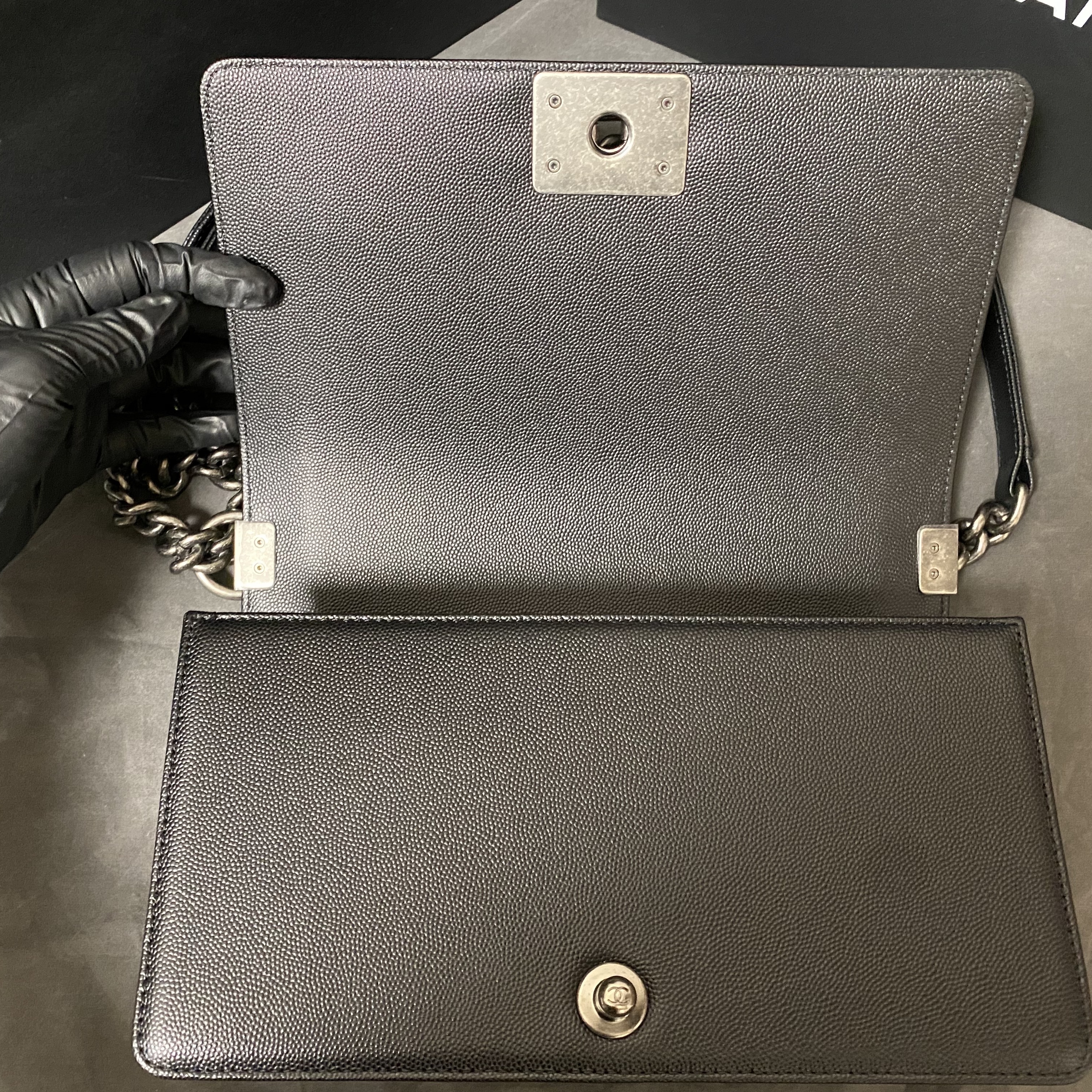 Chanel Medium Boy Chanel Handbag Grained Calfskin & Ruthenium Black 착용 스타일 - 4
