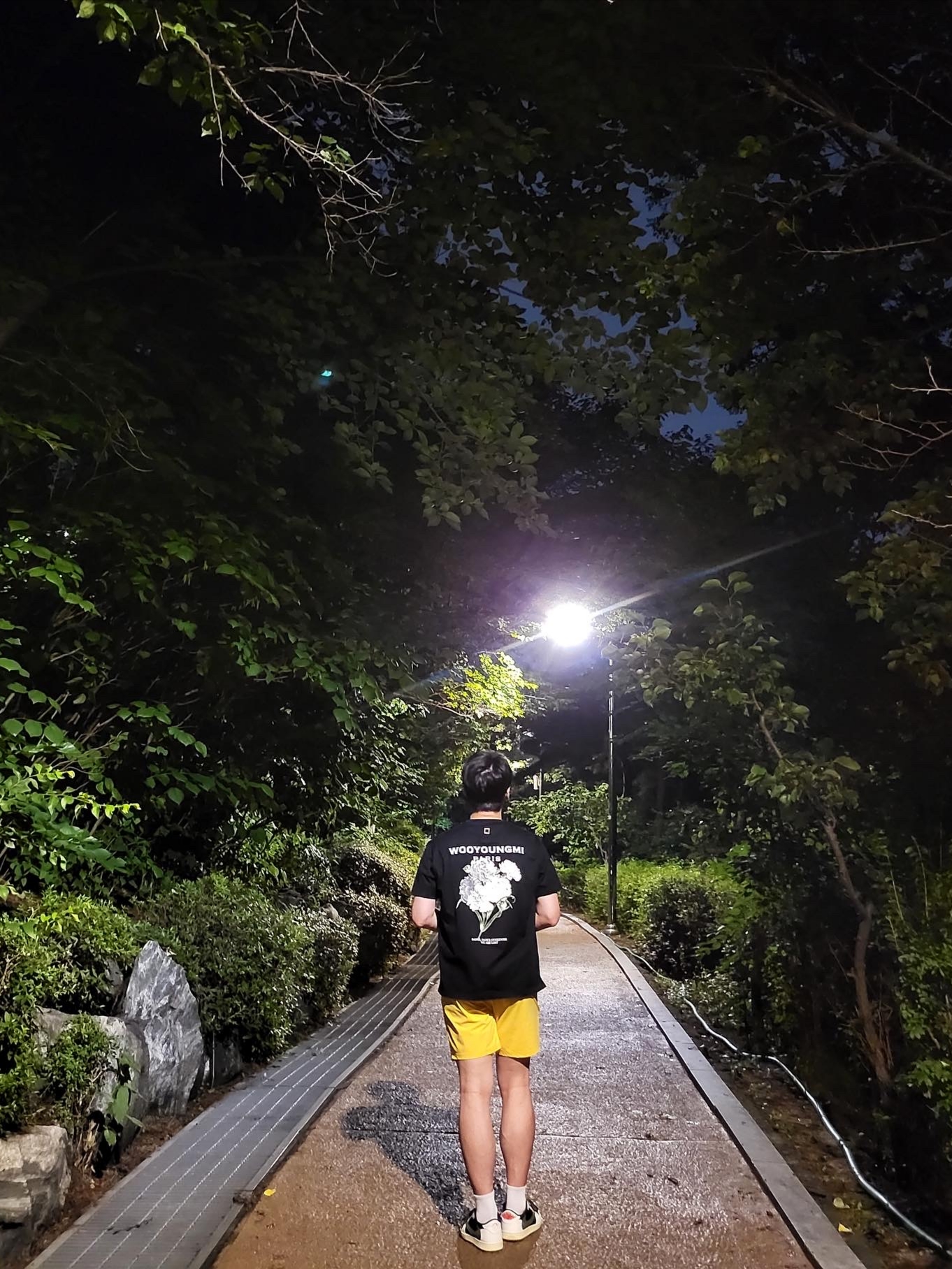 Wooyoungmi Flower Print Back Logo T-Shirt Black - 21SS, (W) Jordan 1 x Travis Scott Retro Low OG SP Medium Olive 착용 스타일 - 2