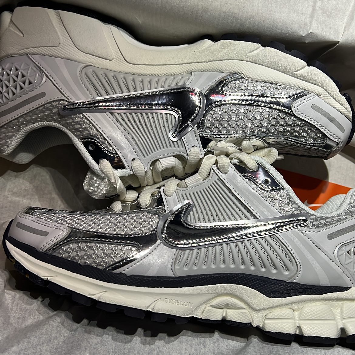 (W) Nike Zoom Vomero 5 Photon Dust and Metallic Silver 착용 스타일