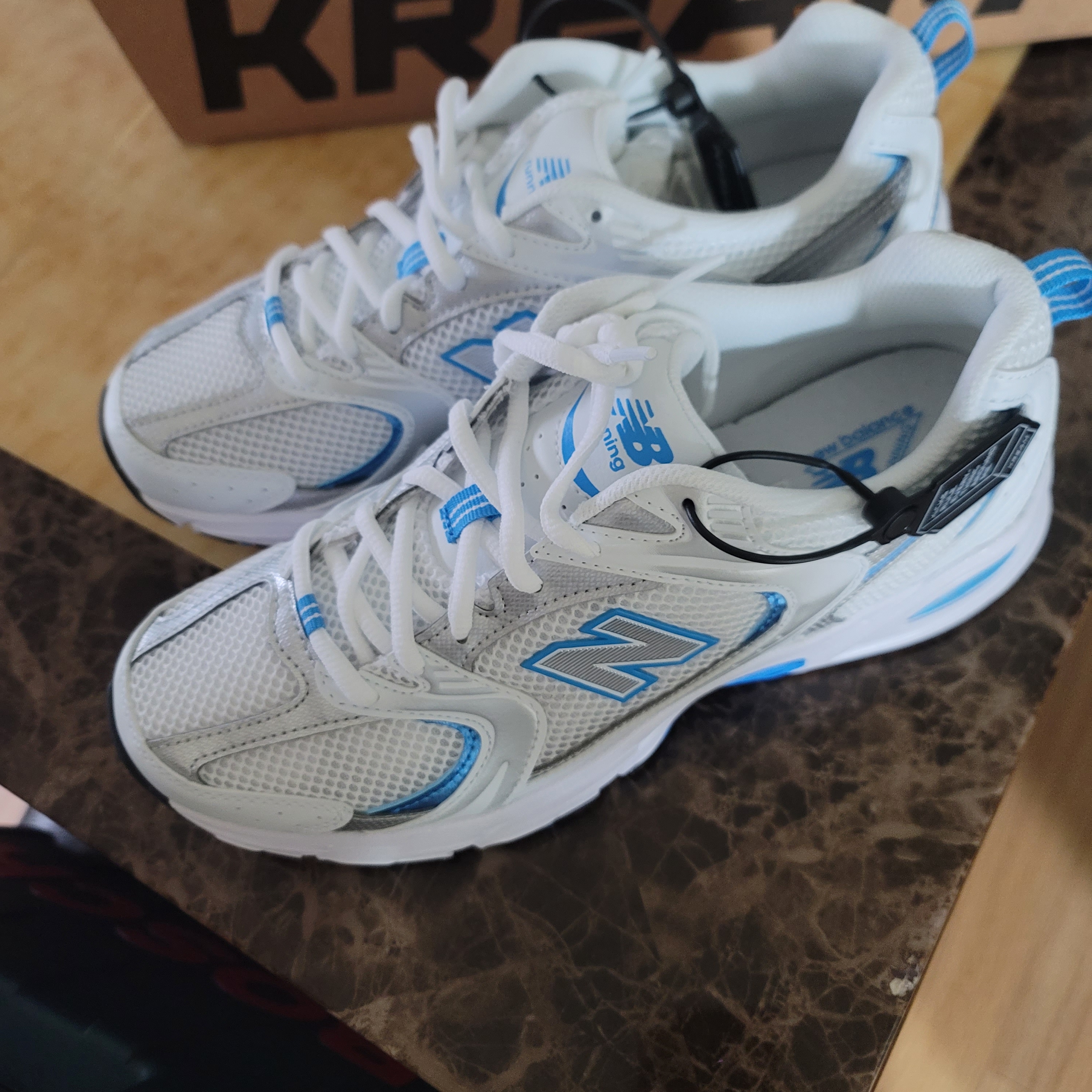 New Balance 530 Sky Blue 착용 스타일