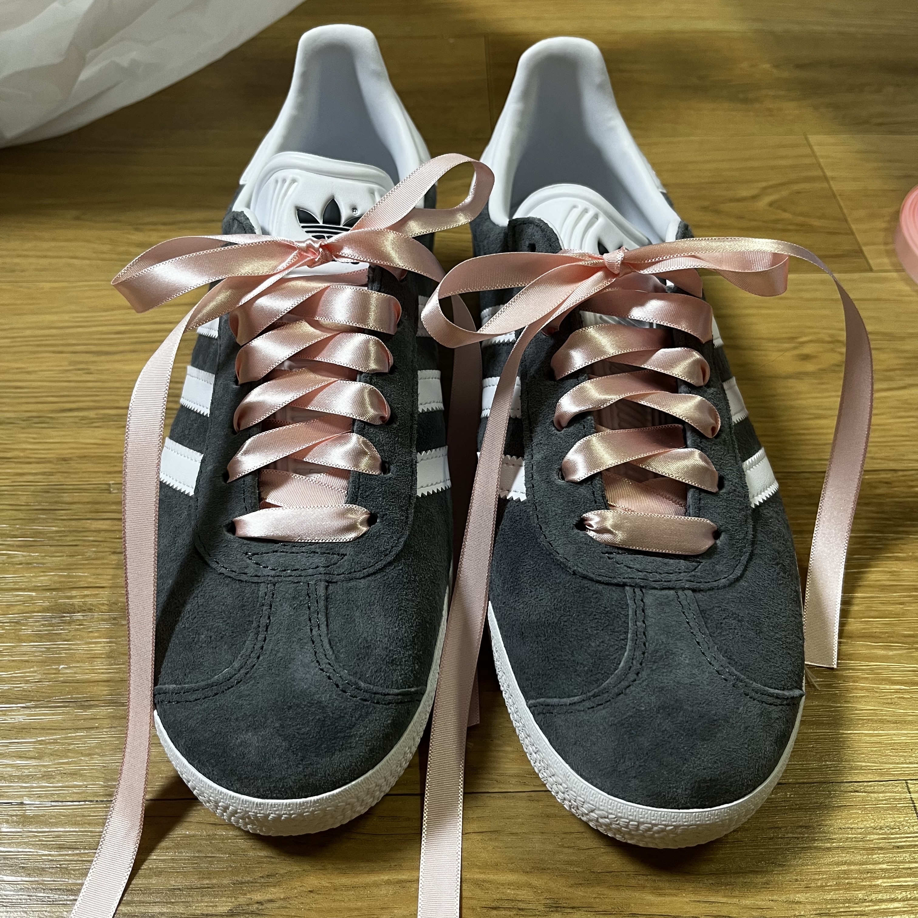 Adidas Gazelle Solid Grey 착용 스타일