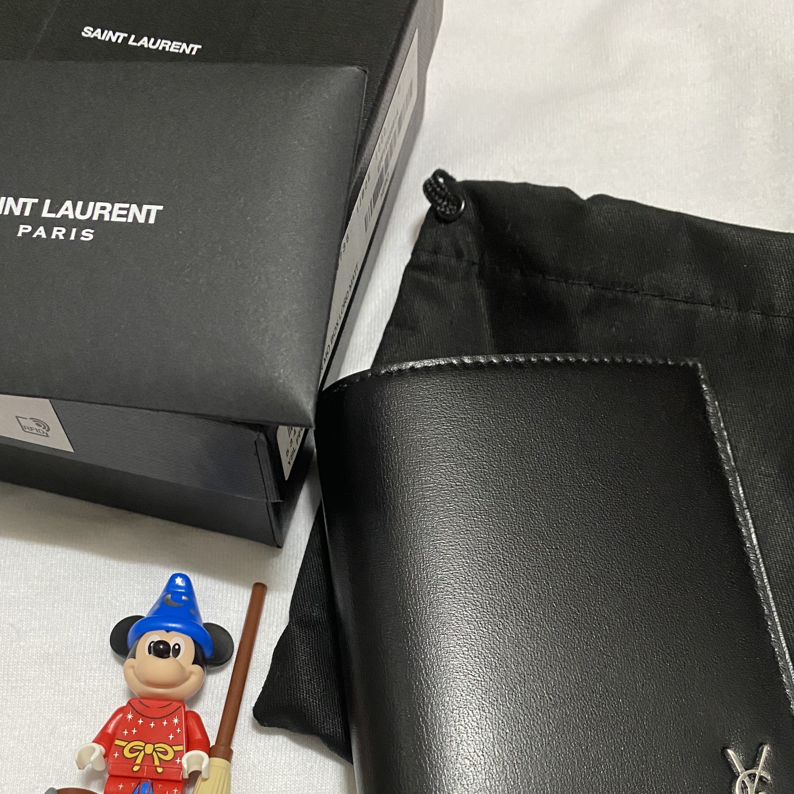 Saint Laurent Tiny Cassandre Credit Card Wallet in Matte Leather Black 착용 스타일
