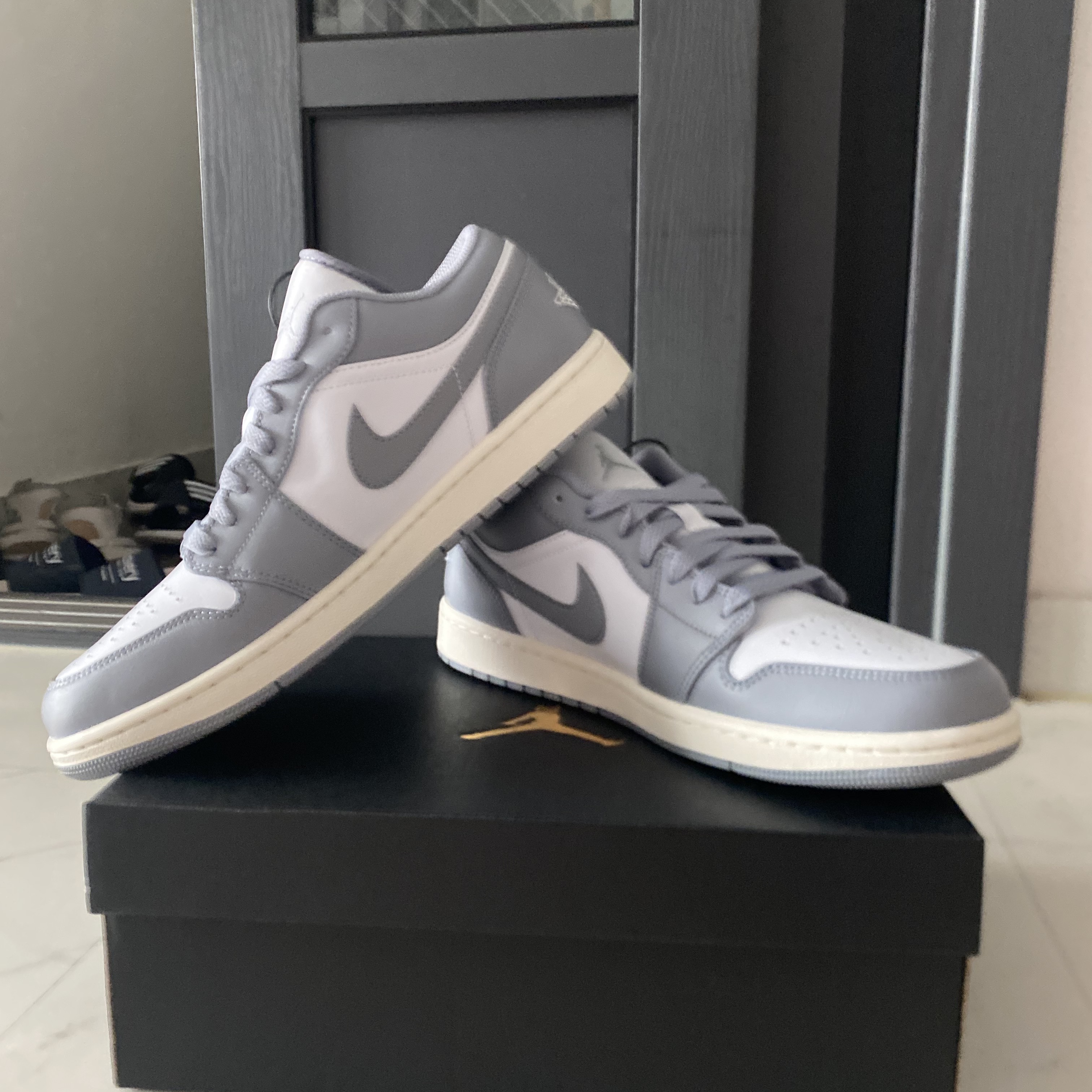 Jordan 1 Low Stealth and White 착용 스타일