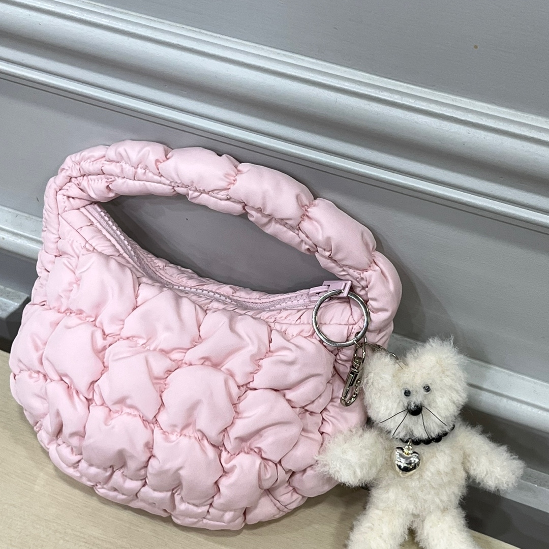 COS Quilted Micro Bag Pink, [KREAM 단독] Monamhee Creami Keyring Cream 착용 스타일