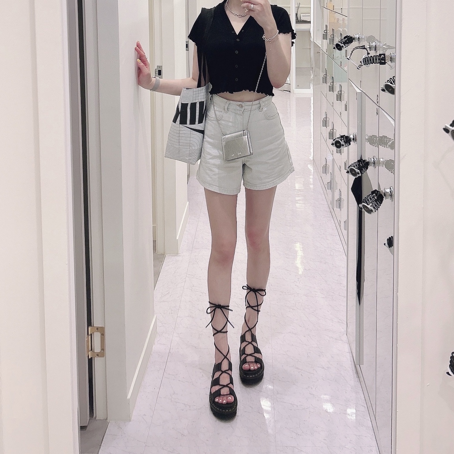 (W) Dr. Martens Nartilla Hydro Leather Sandal Black 착용 스타일
