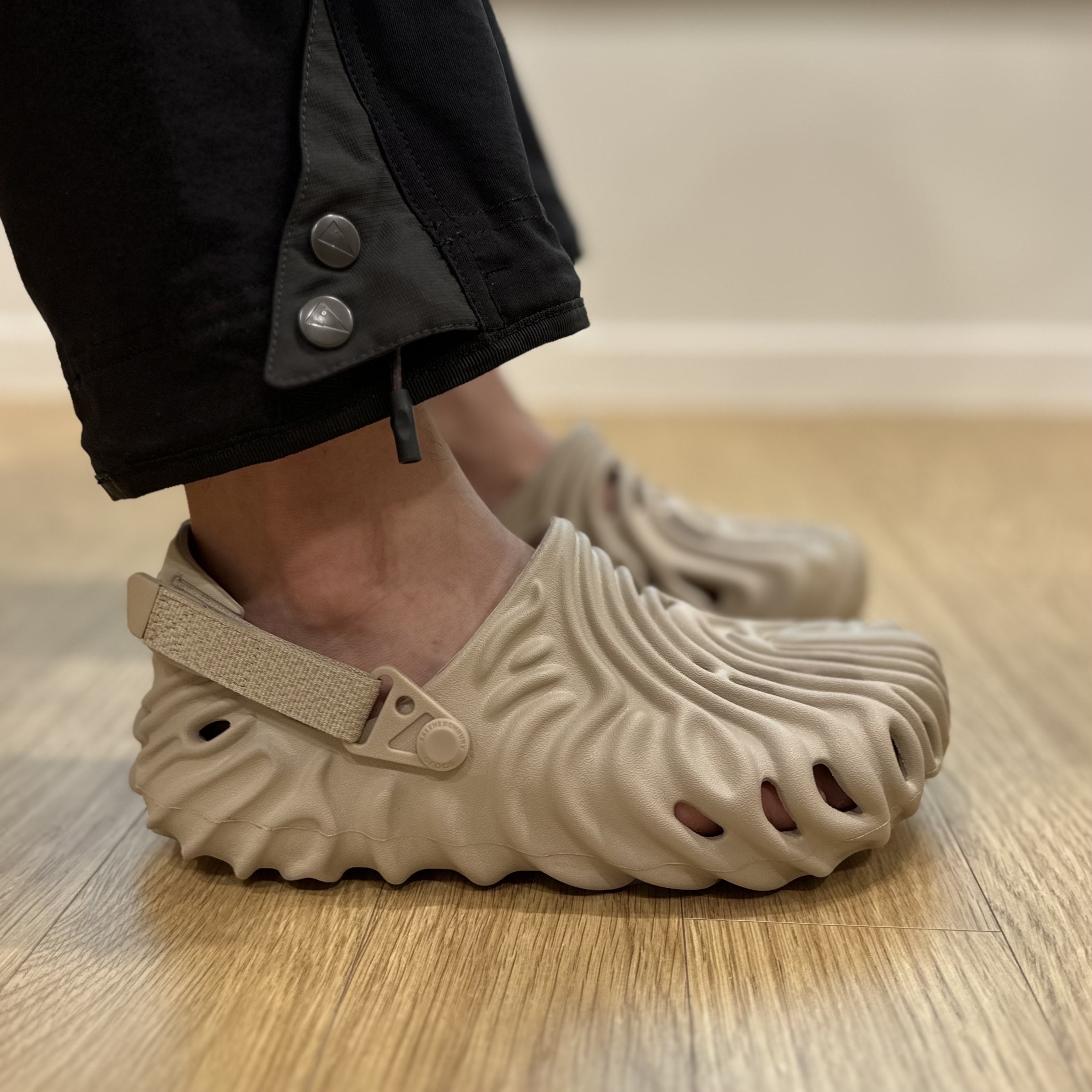 Crocs x Salehe Bembury Pollex Clog Horchata 착용 스타일