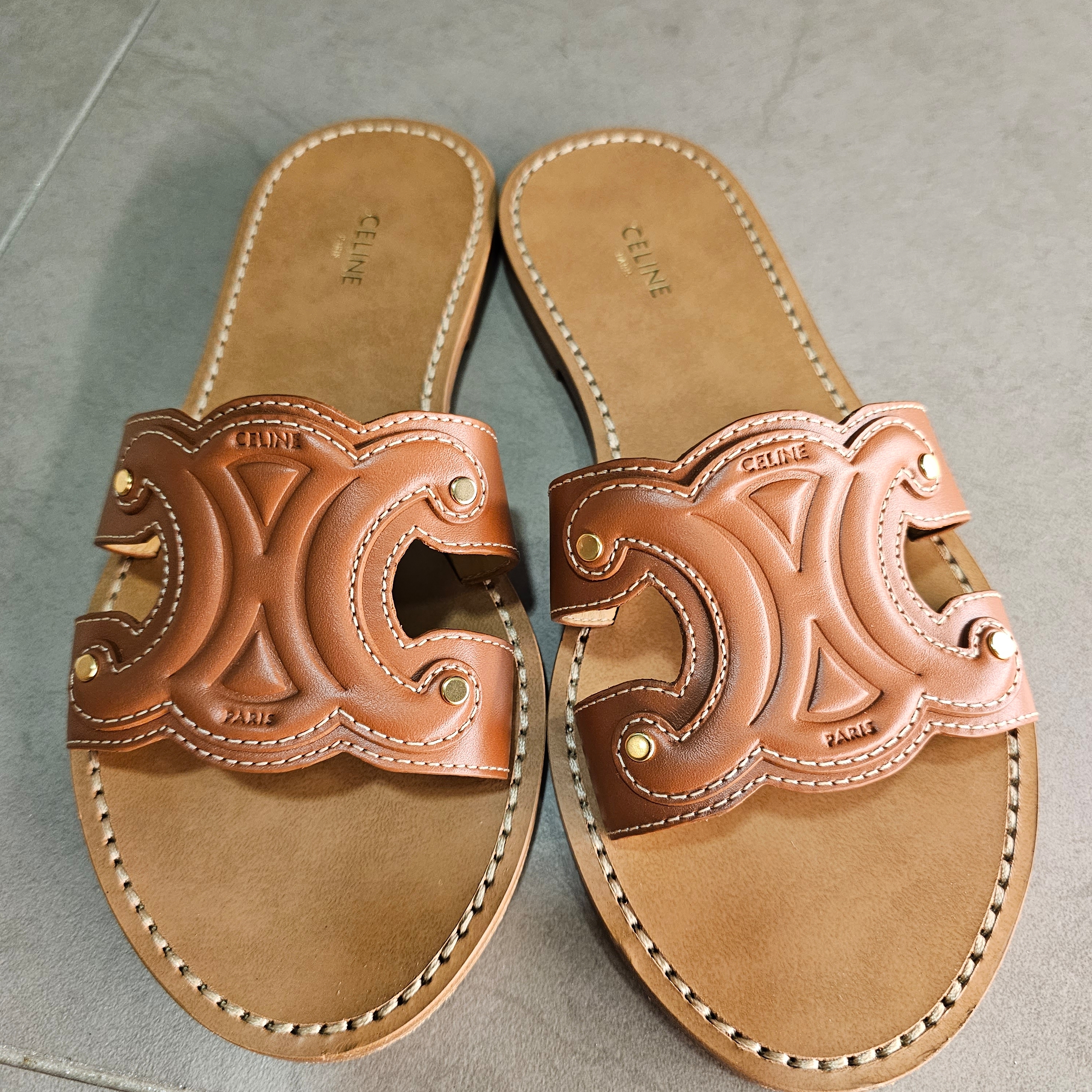 (W) Celine Triomphe Mule in Calfskin Tan 착용 스타일 - 2
