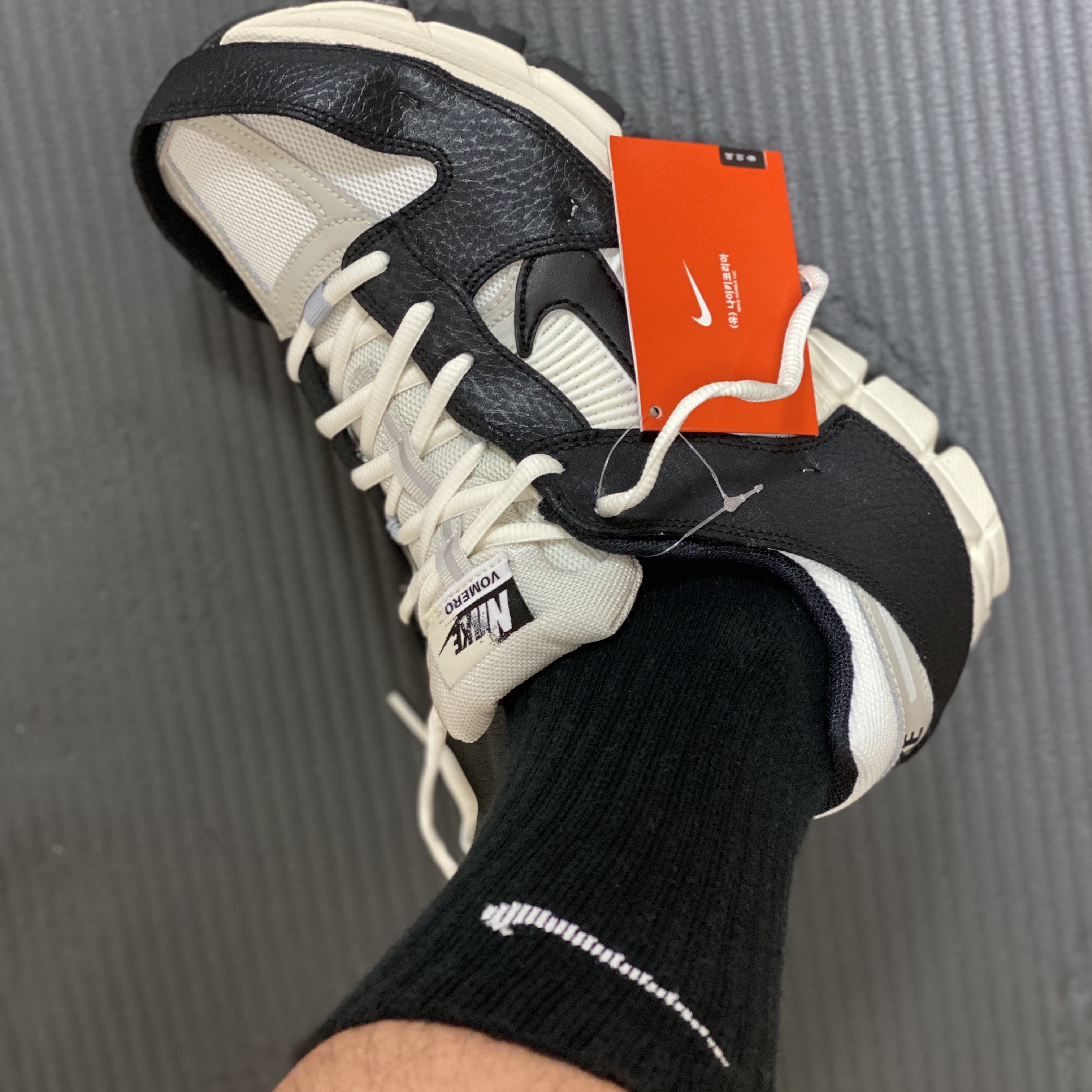 (W) Nike Zoom Vomero 5 Wolf Grey and Black 착용 스타일