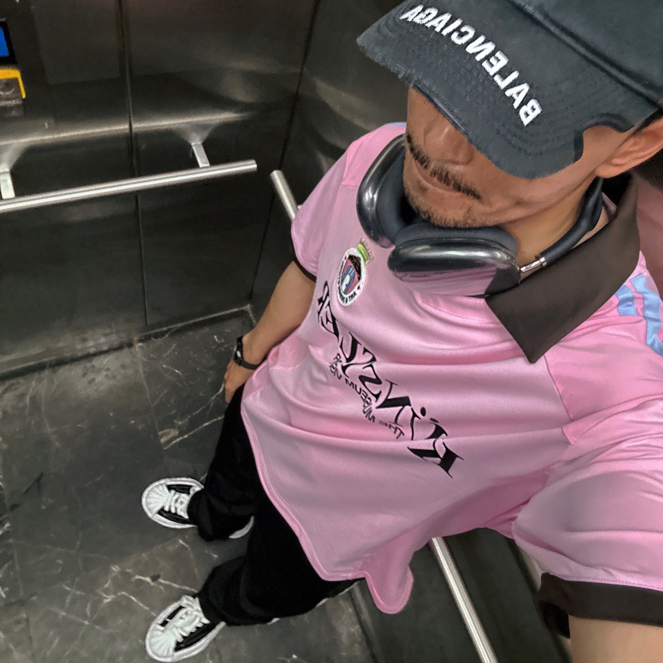 Maison Mihara Yasuhiro Blakey OG Sole Canvas Low-top Sneakers Black White, Apple AirPods Max Lightning Space Gray (Korean Ver.) 착용 스타일