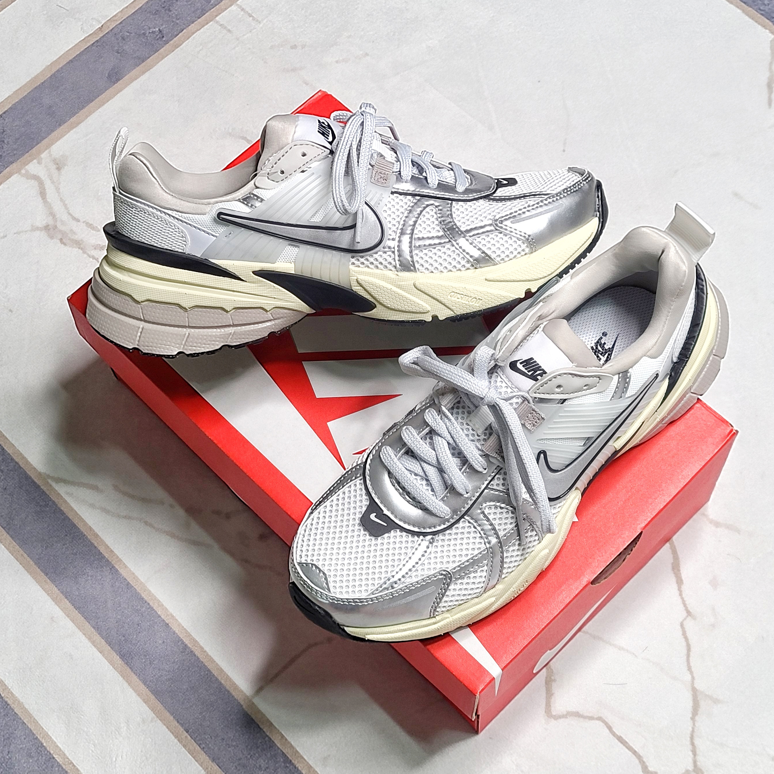Nike V2K Run Summit White Metallic Silver 착용 스타일 - 1