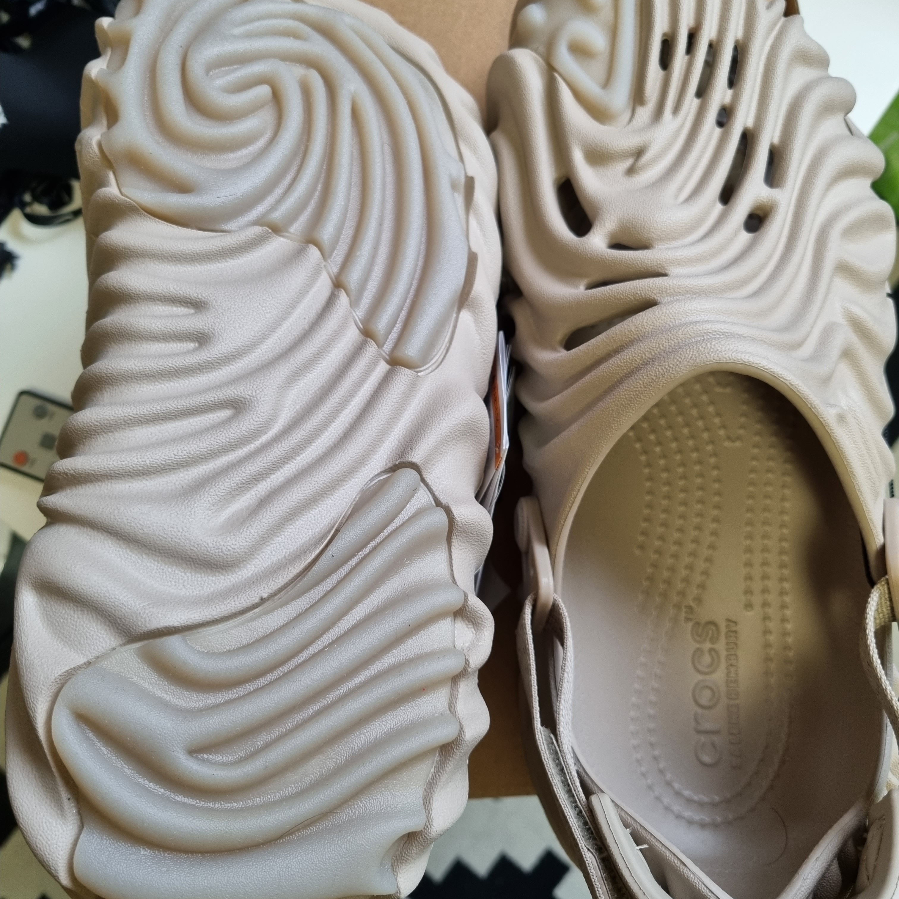 Crocs x Salehe Bembury Pollex Clog Horchata 착용 스타일 - 1