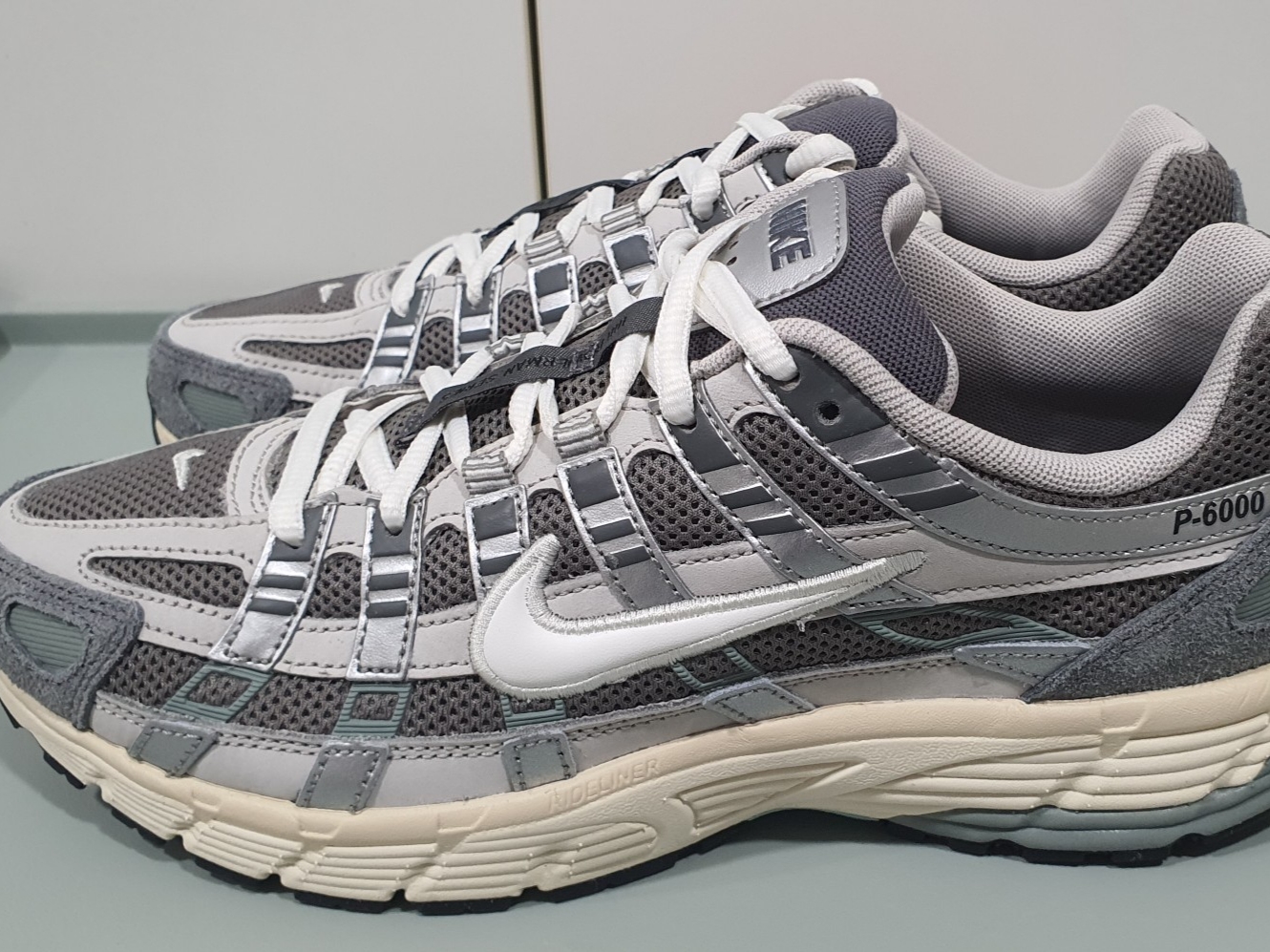 Nike P-6000 Flat Pewter Light Iron Ore 착용 스타일 - 1