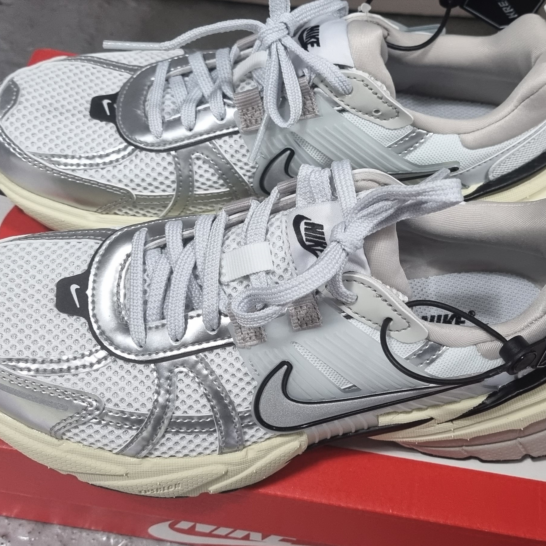Nike V2K Run Summit White Metallic Silver 착용 스타일
