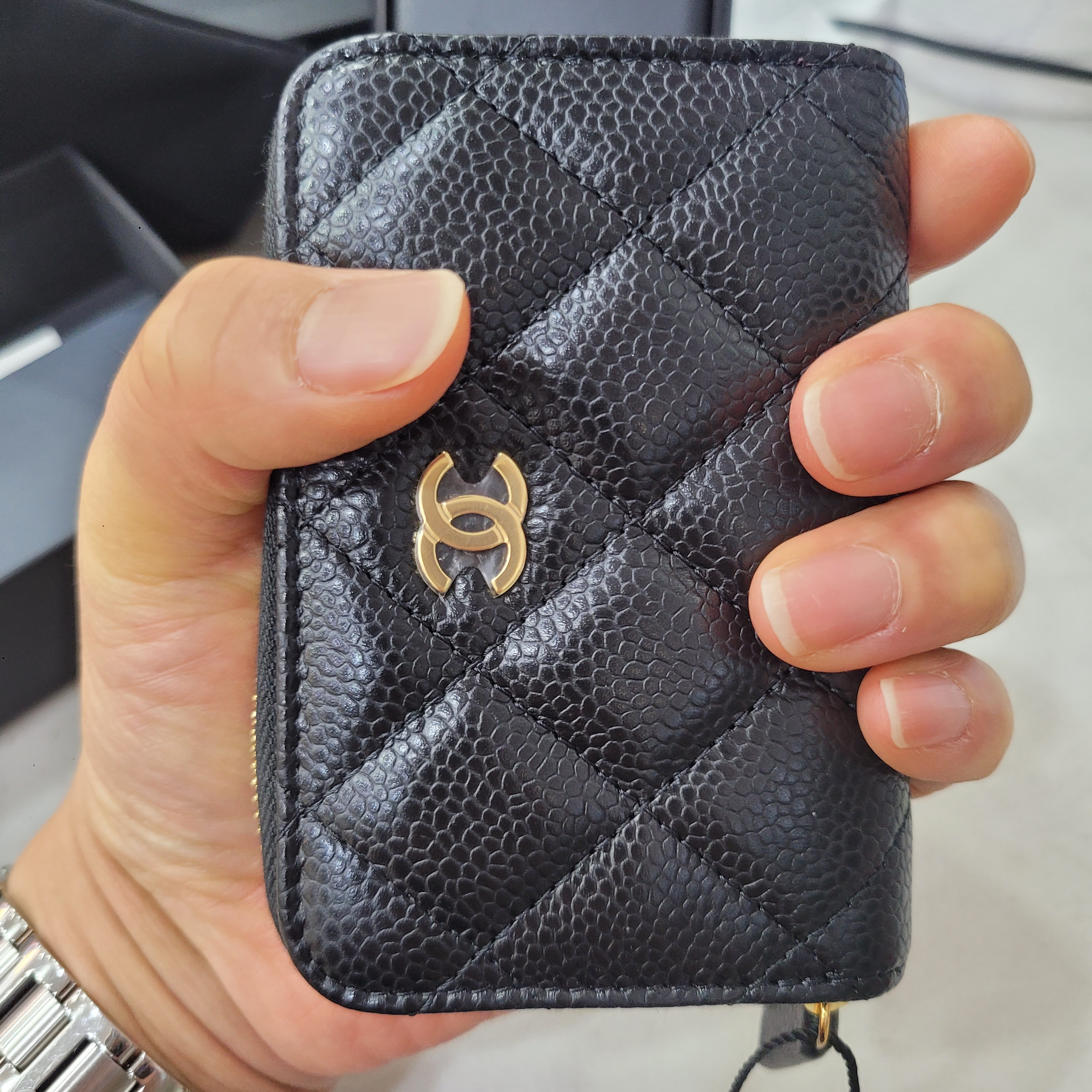 Chanel Classic Zipped Coin Purse Grained Calfskin & Gold Black 착용 스타일