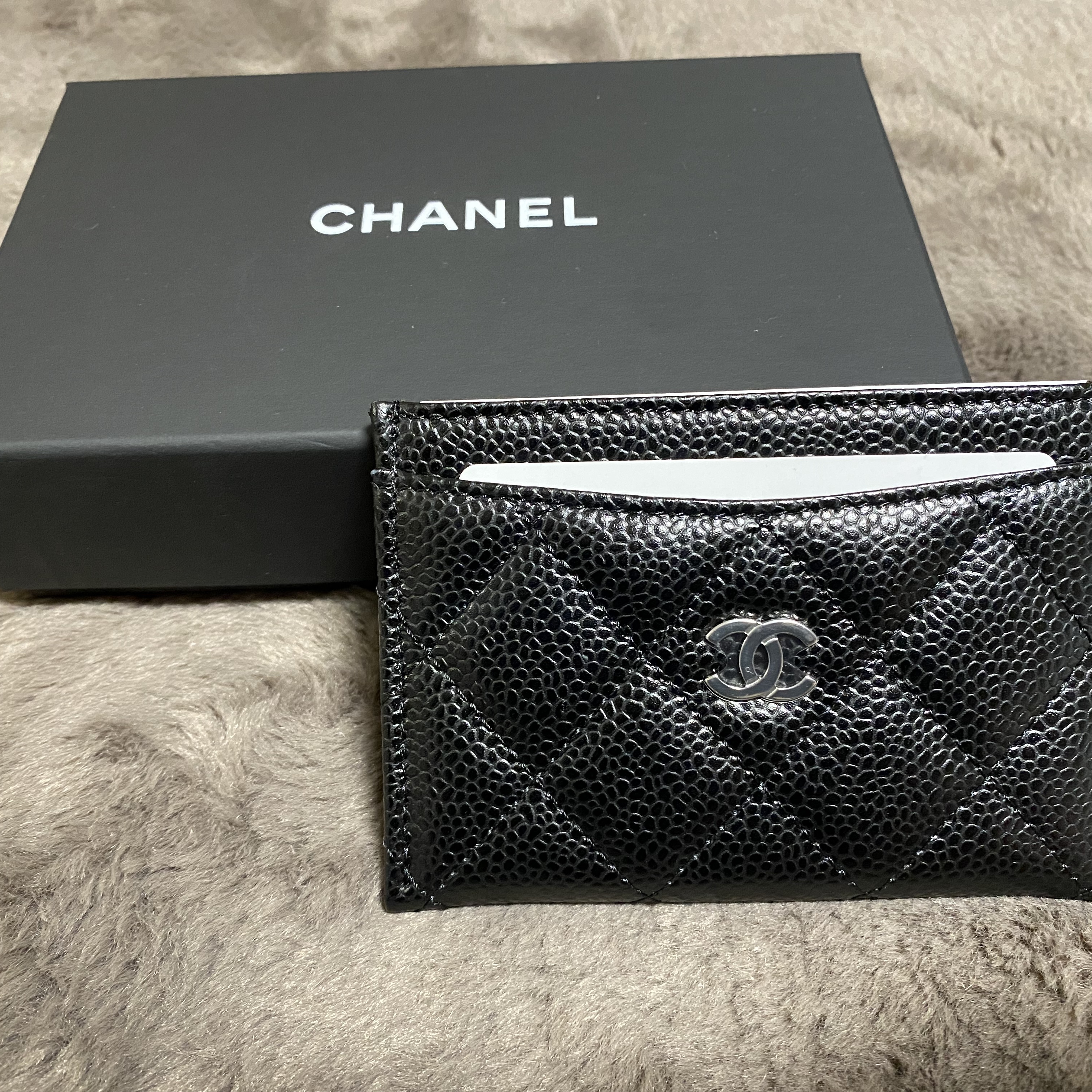 Chanel Classic Card Holder Grained Calfskin & Silver Black 착용 스타일 - 2