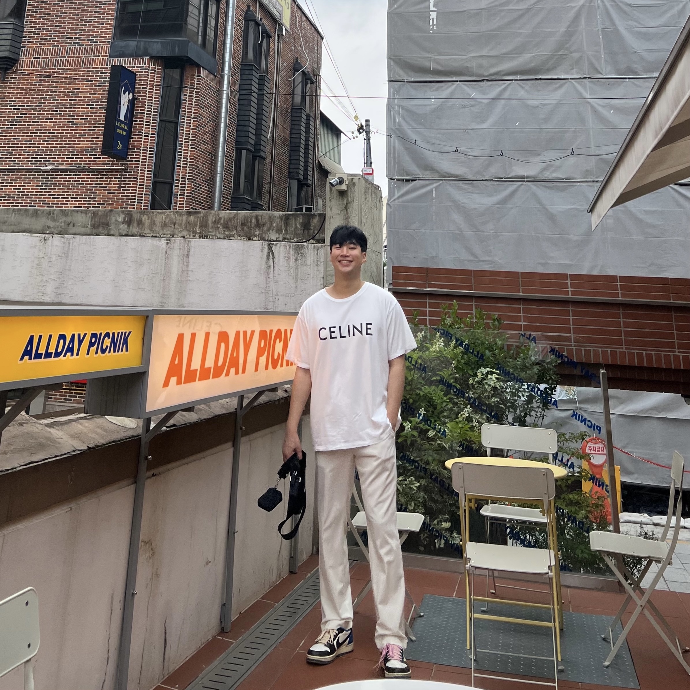 Celine Loose T-Shirt with Celine Print in Cotton Jersey Off White Black, Jordan 1 x Travis Scott x Fragment Retro Low OG SP Military Blue 착용 스타일 - 3