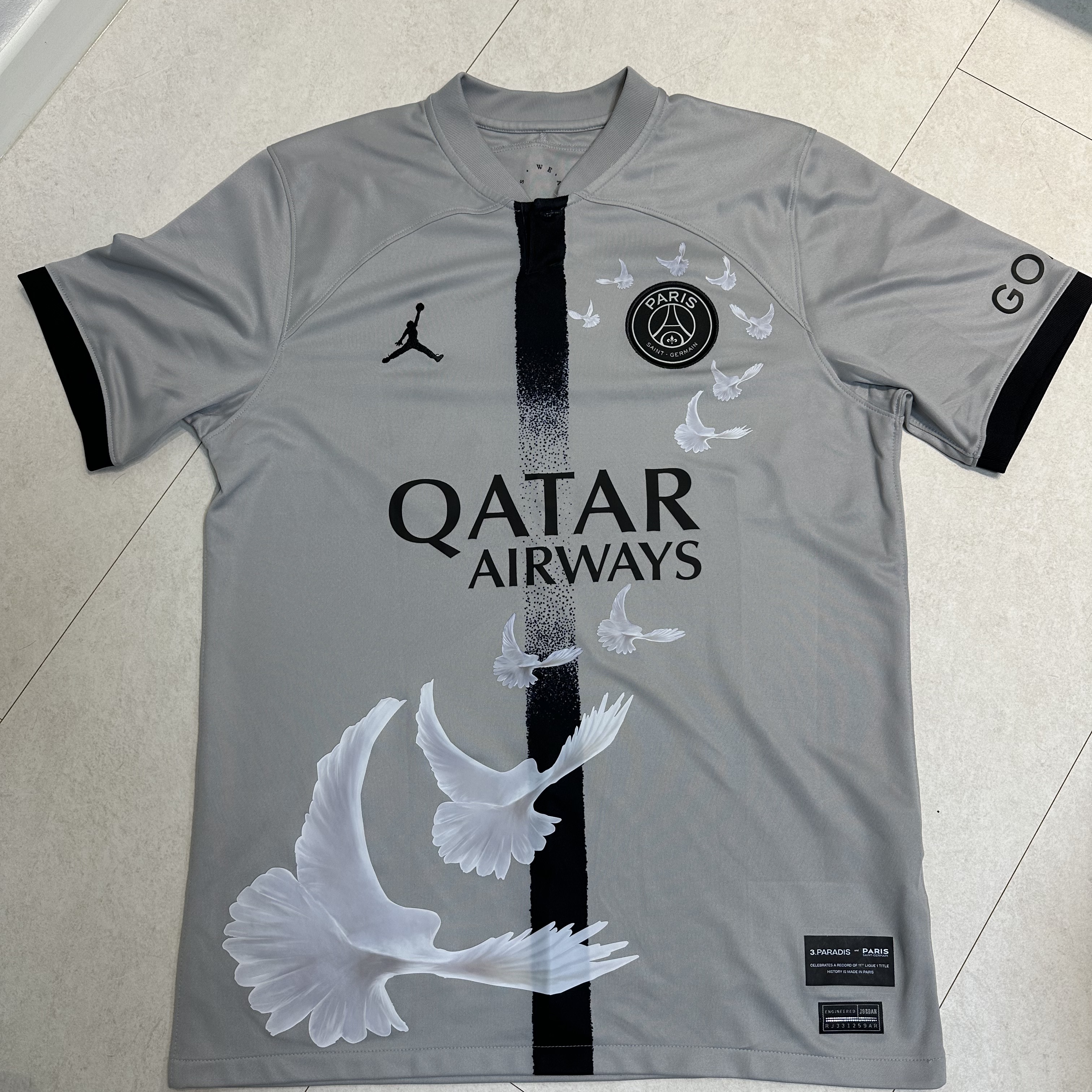 Jordan x Paris Saint-Germain x 3.Paradis 2022/23 Dri-Fit Stadium Away Jersey Light Smoke Grey 착용 스타일 - 1