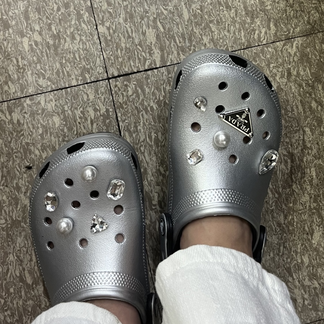 Crocs Classic Metallic Clog Silver 착용 스타일