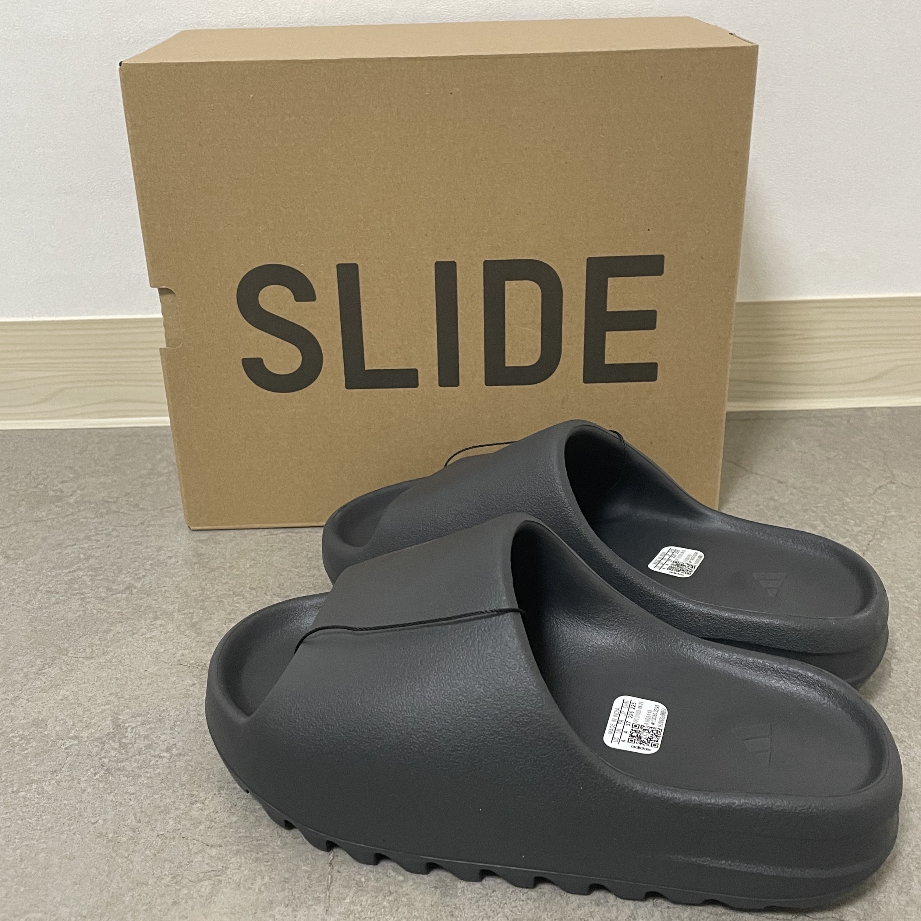 Adidas Yeezy Slide Onyx 착용 스타일 - 1