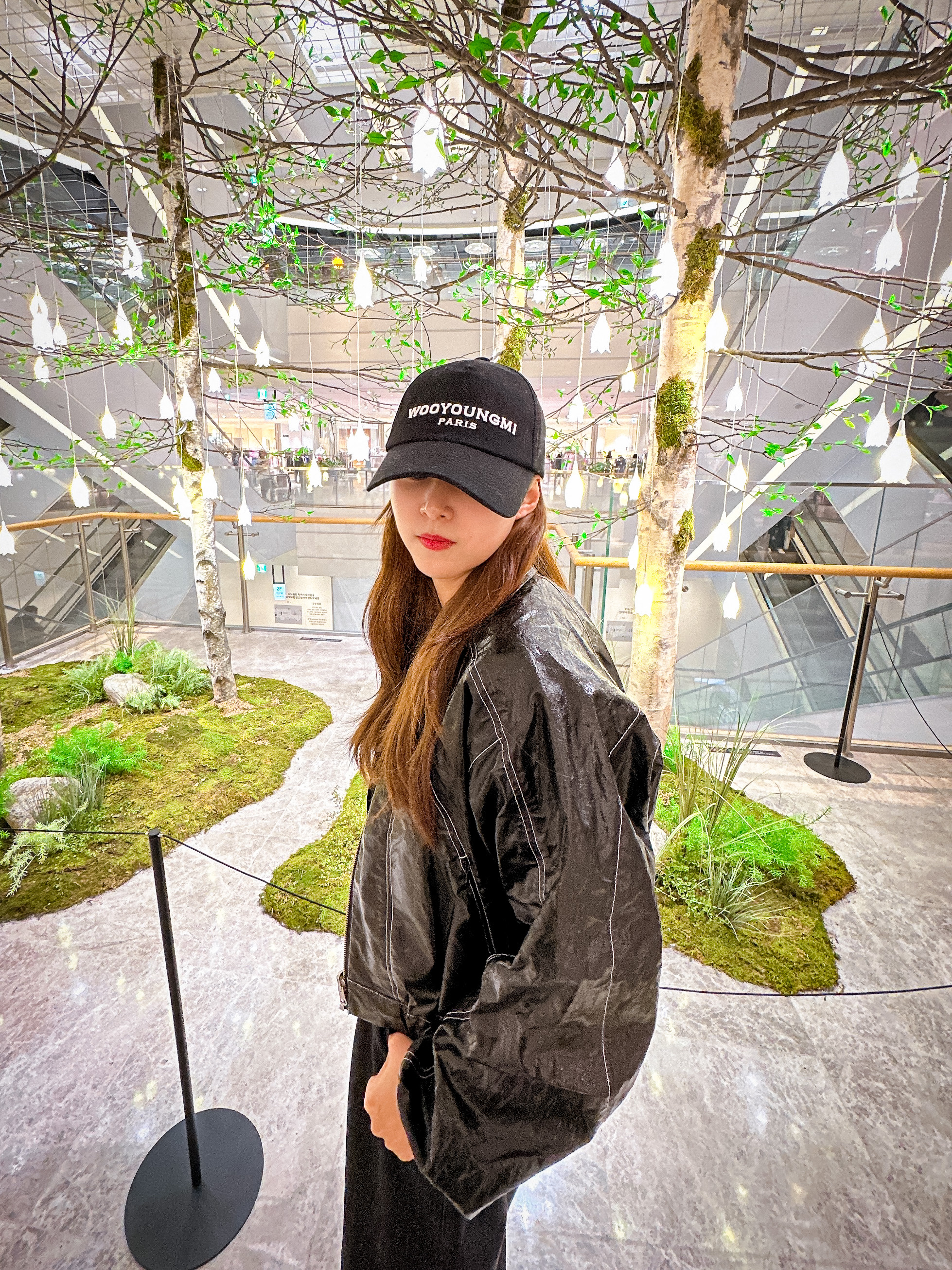 Wooyoungmi White Embroidered Logo Ball Cap Black 착용 스타일