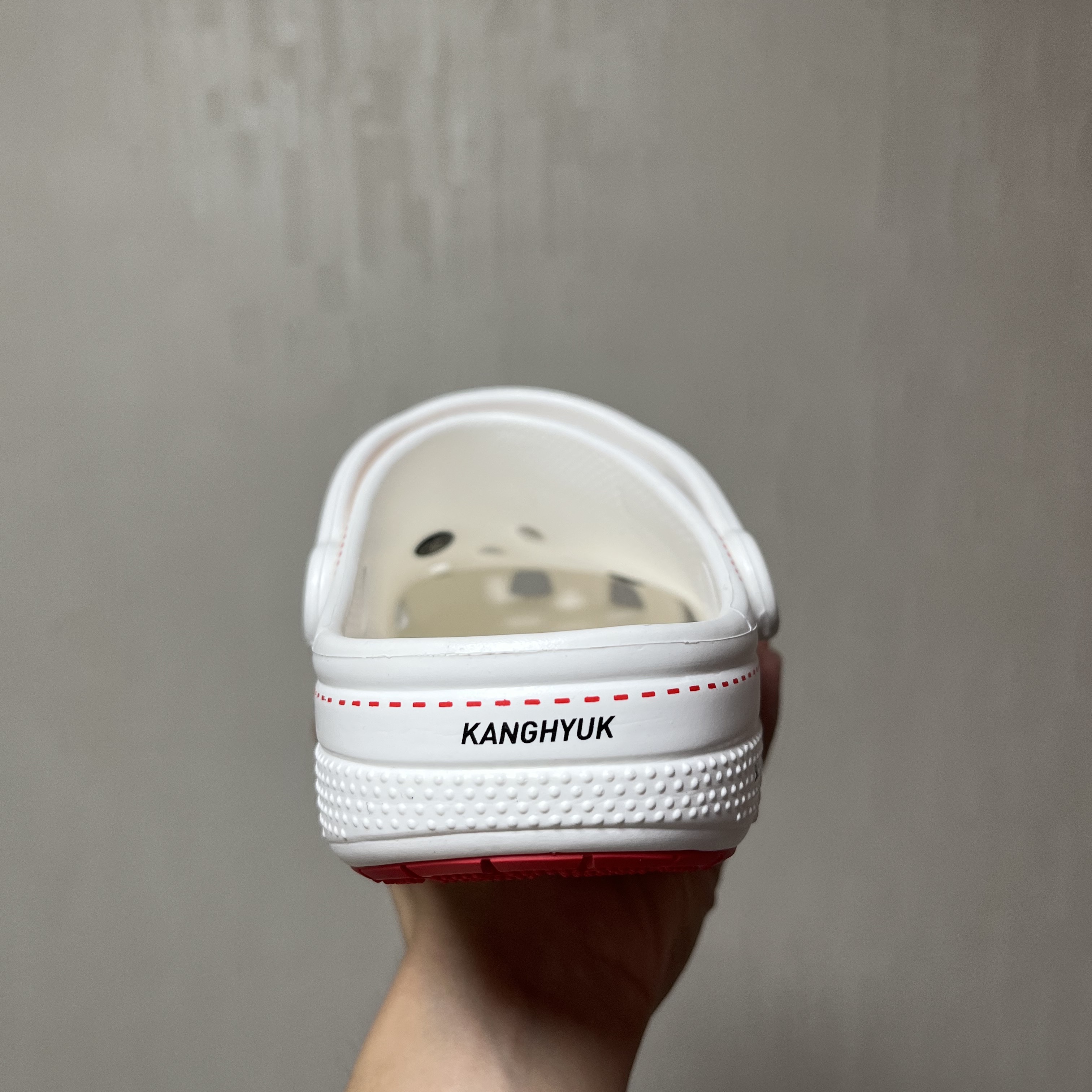 Crocs x Kanghyuk Classic Clog White 착용 스타일 - 4