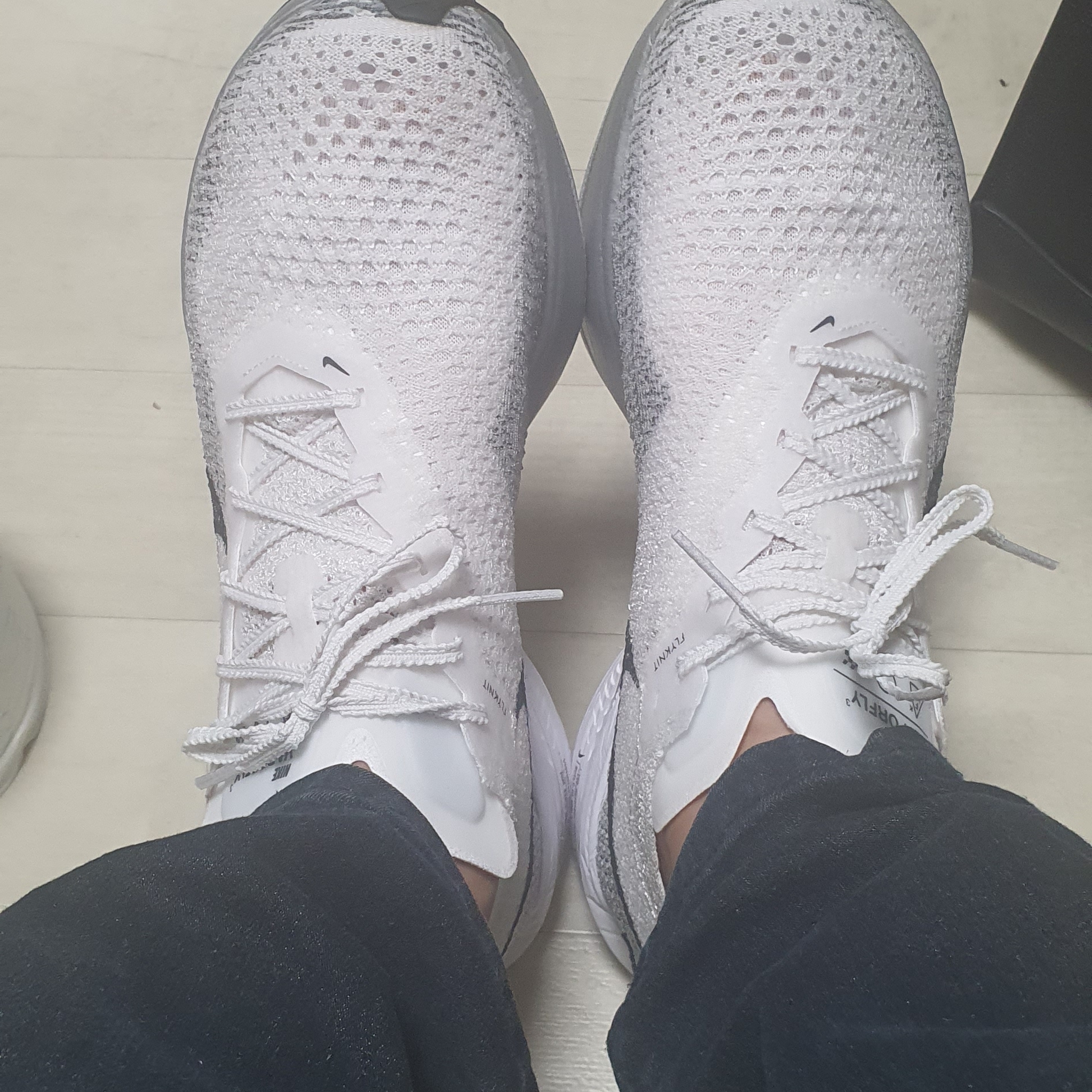 Nike ZoomX Vaporfly Next% 3 White Grey 착용 스타일 - 1