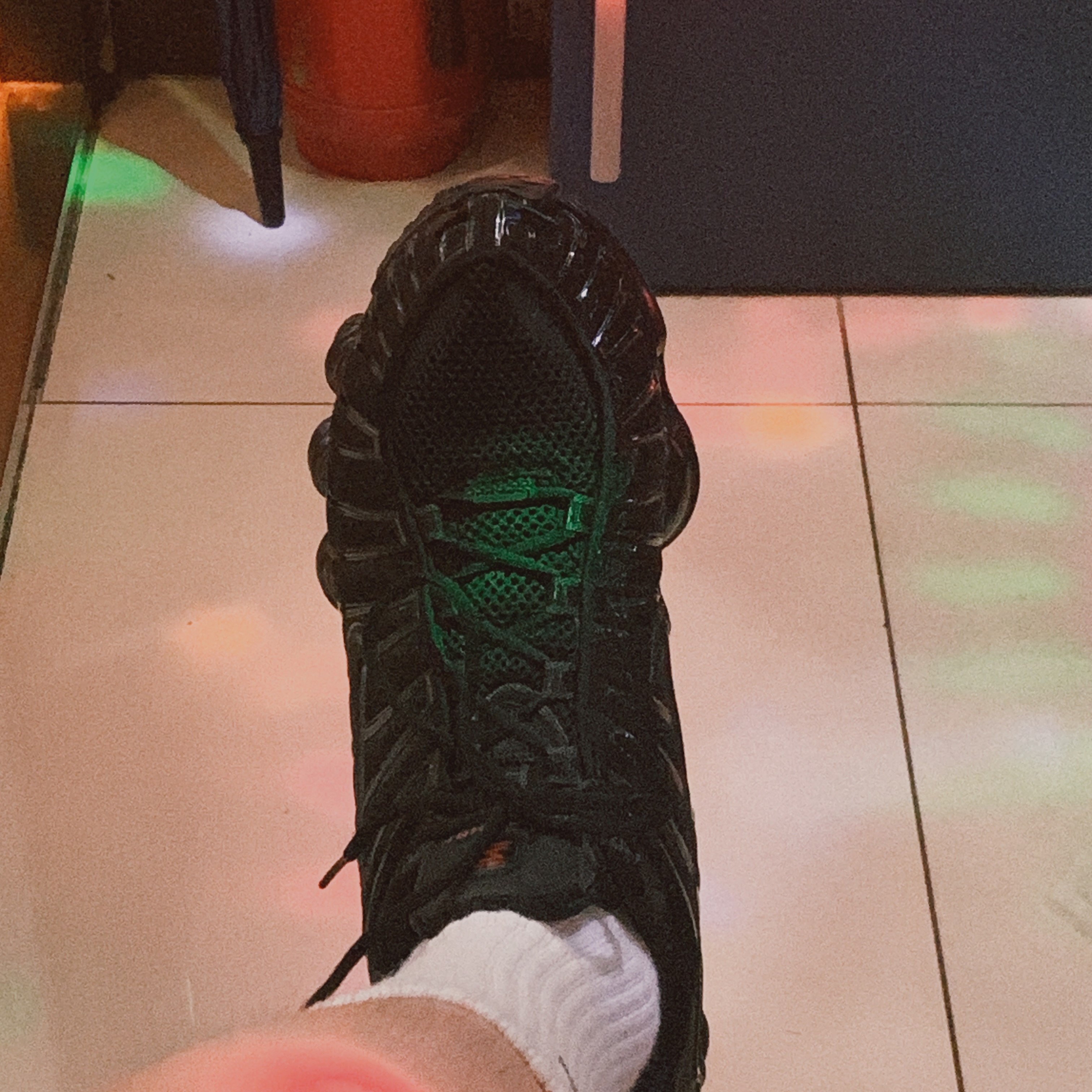 (W) Nike Shox TL Black and Max Orange 착용 스타일 - 2