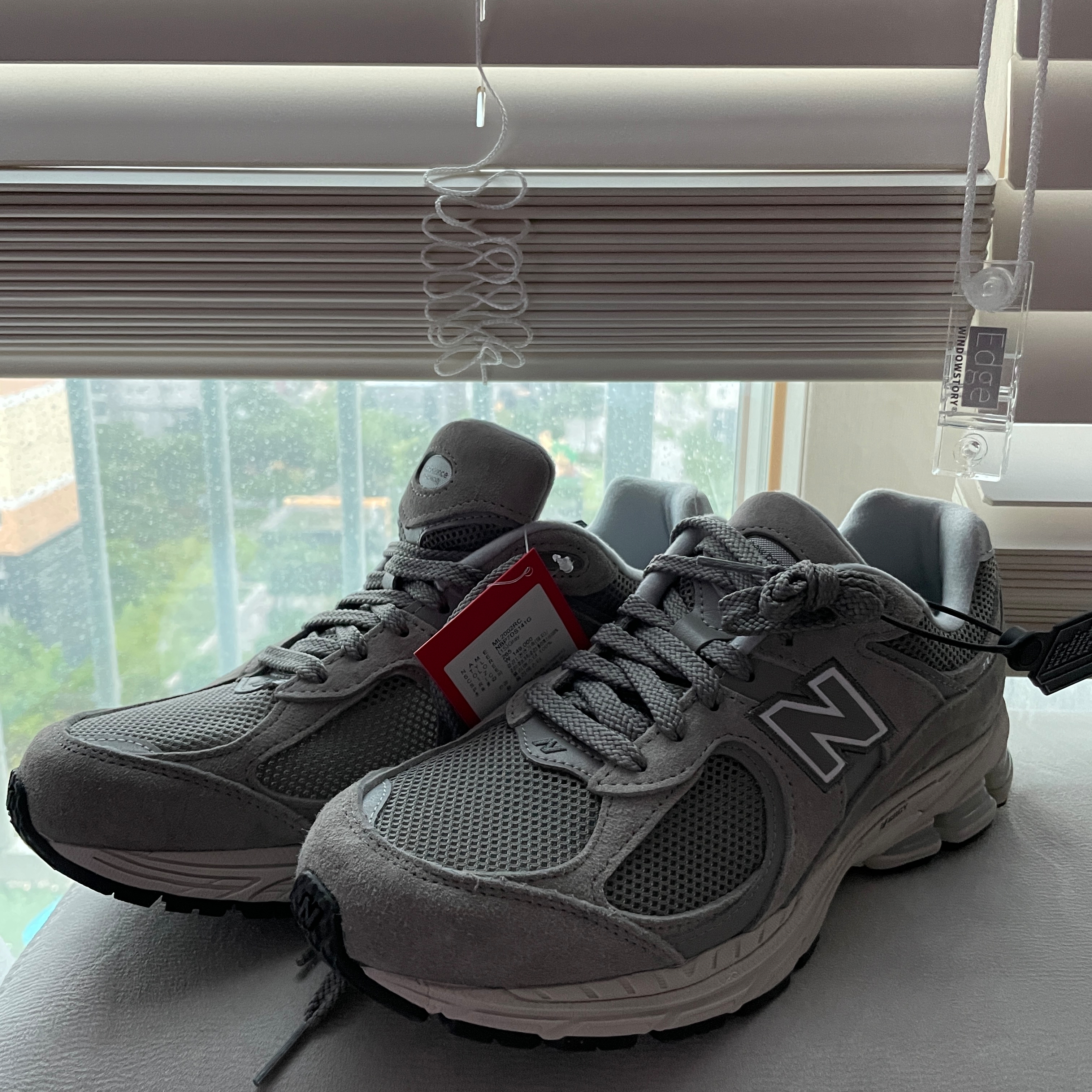 New Balance 2002R Grey 착용 스타일