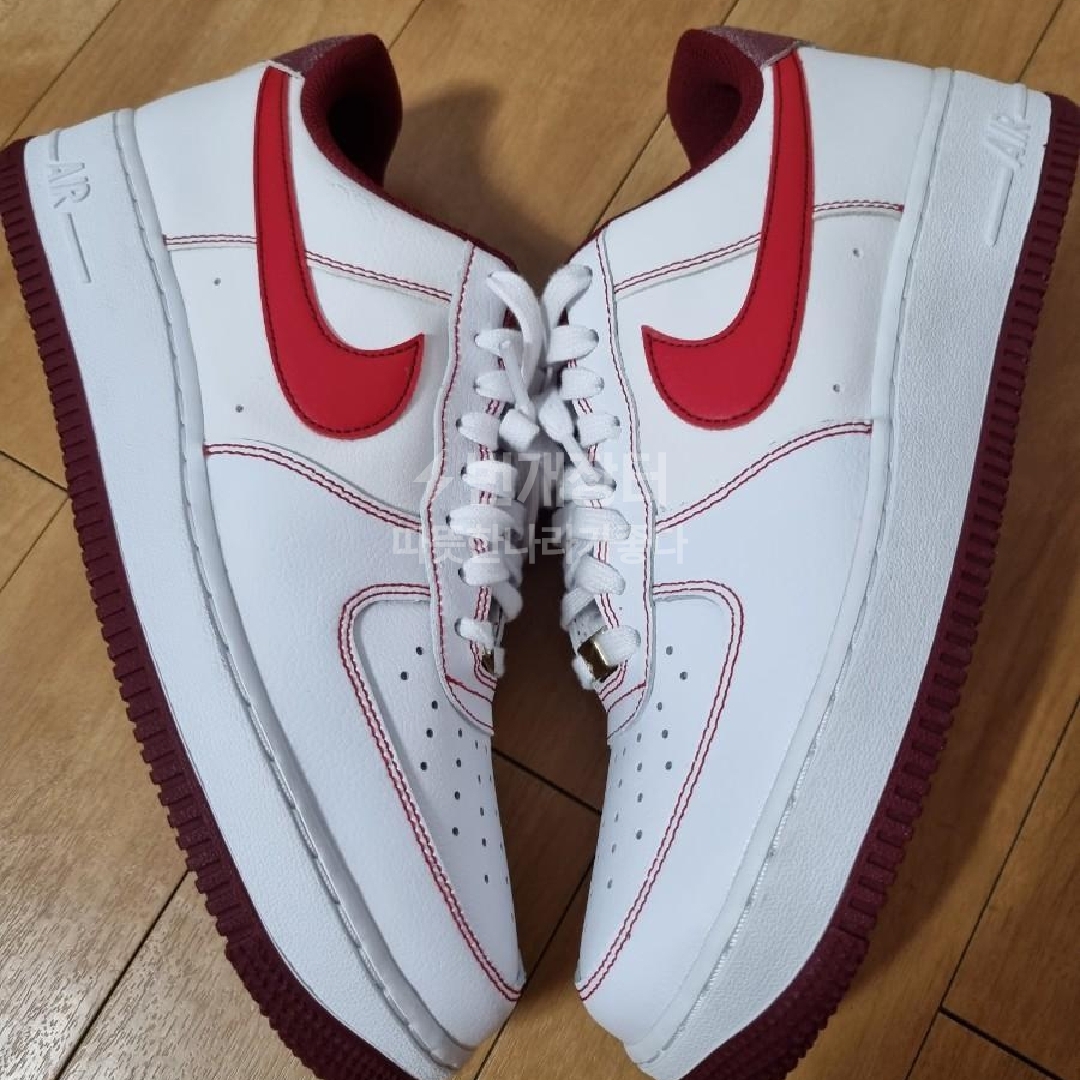 Nike Air Force 1 '07 First Use White Team Red 착용 스타일 - 2