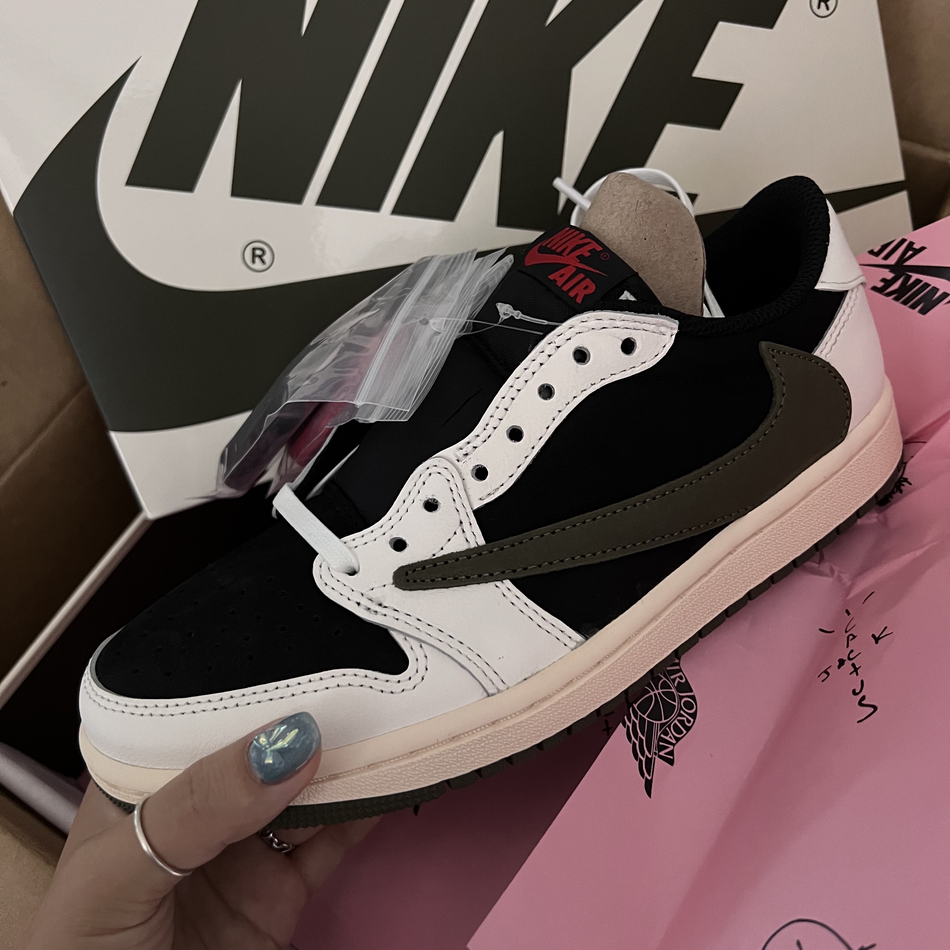 (W) Jordan 1 x Travis Scott Retro Low OG SP Medium Olive 착용 스타일