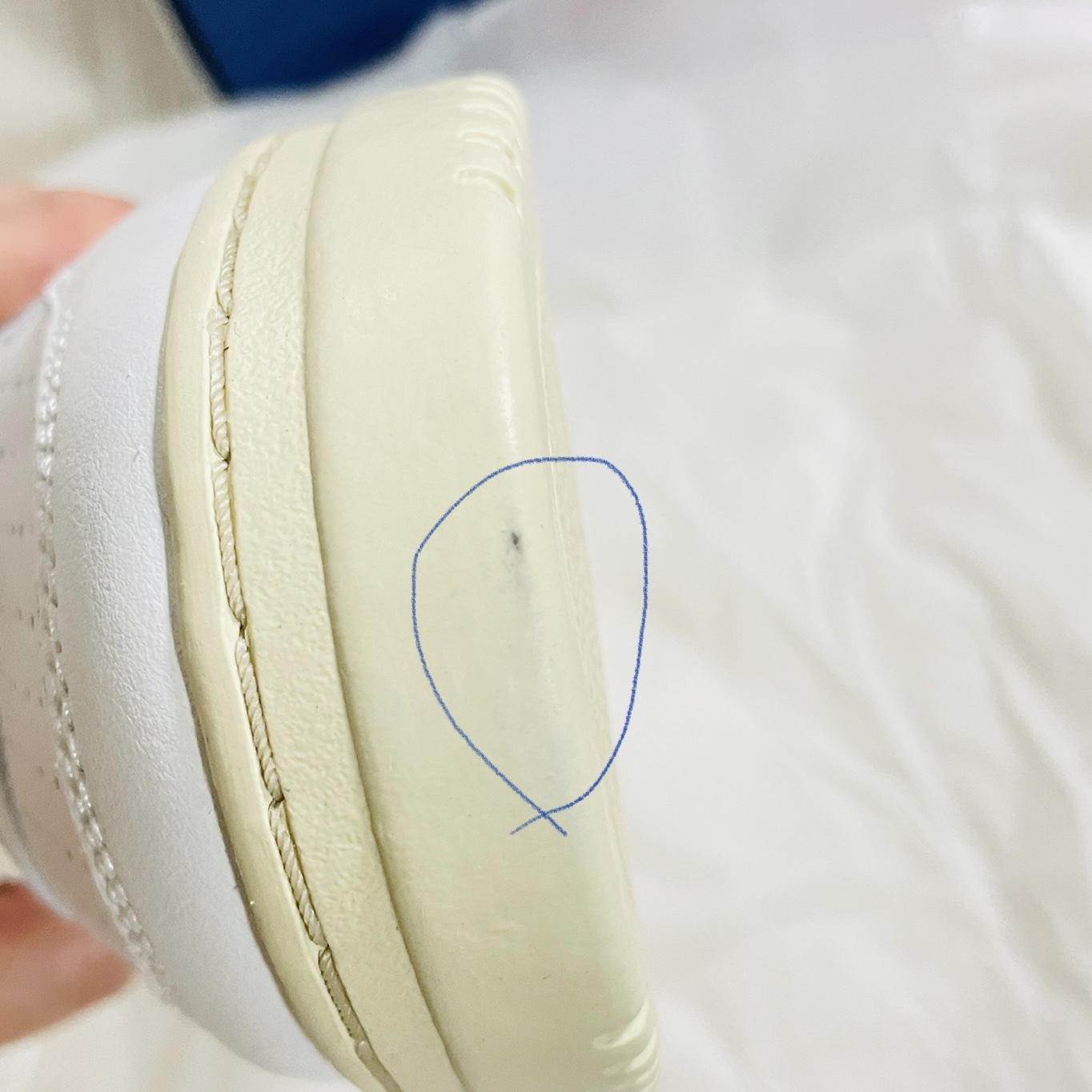 Autry Medalist Low Leather Sneakers White Blue 착용 스타일 - 1