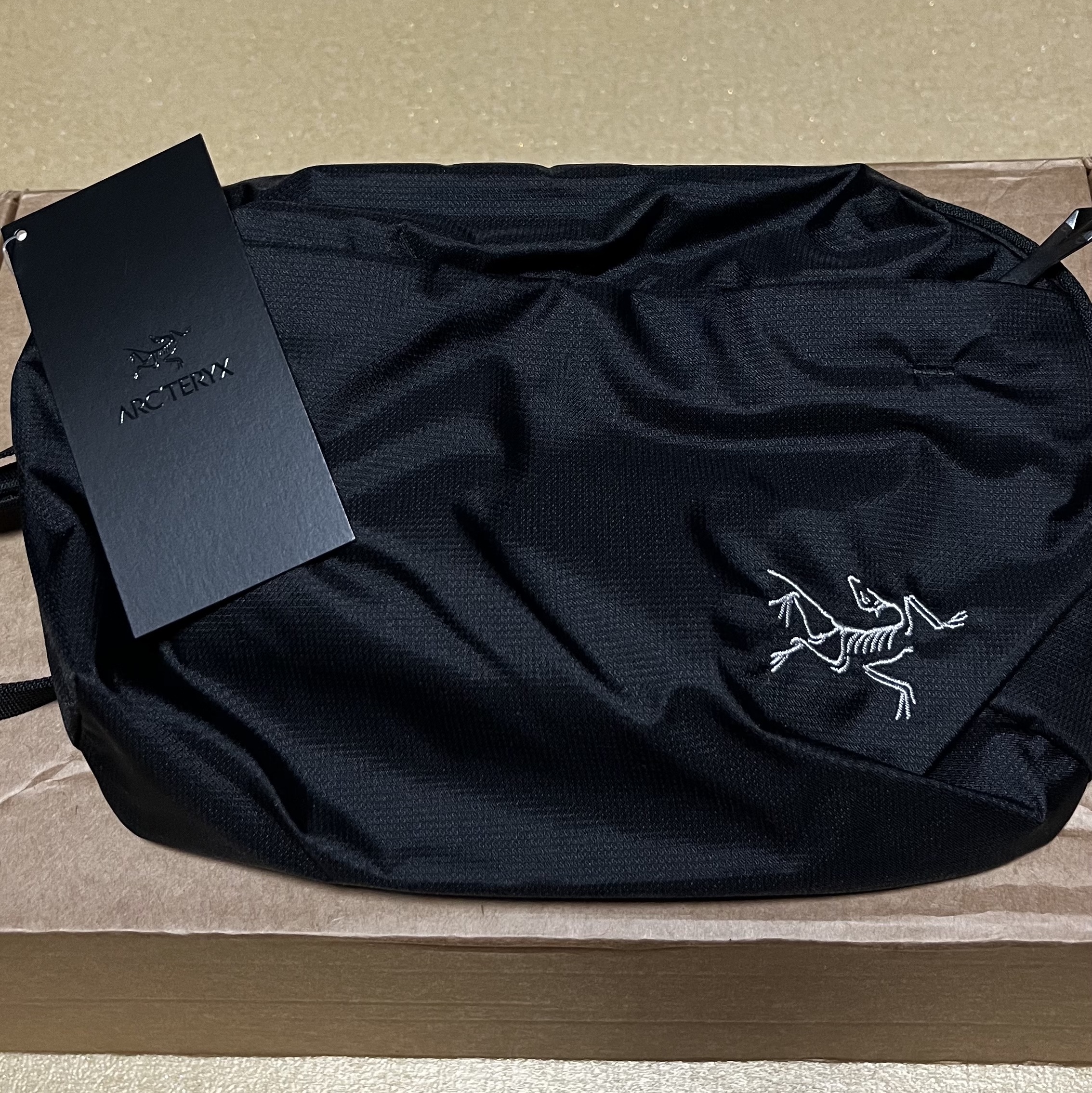 Arc'teryx Heliad 6 Crossbody Bag Black 착용 스타일