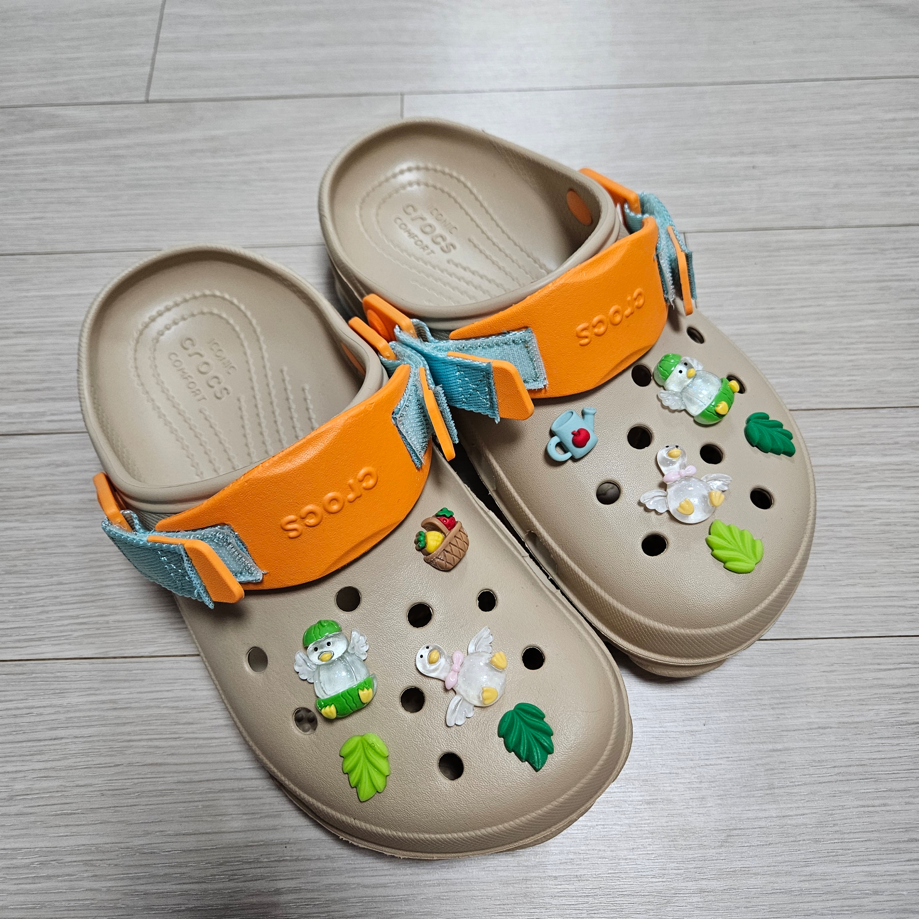 Crocs All Terrain Clog Chai Multi 착용 스타일