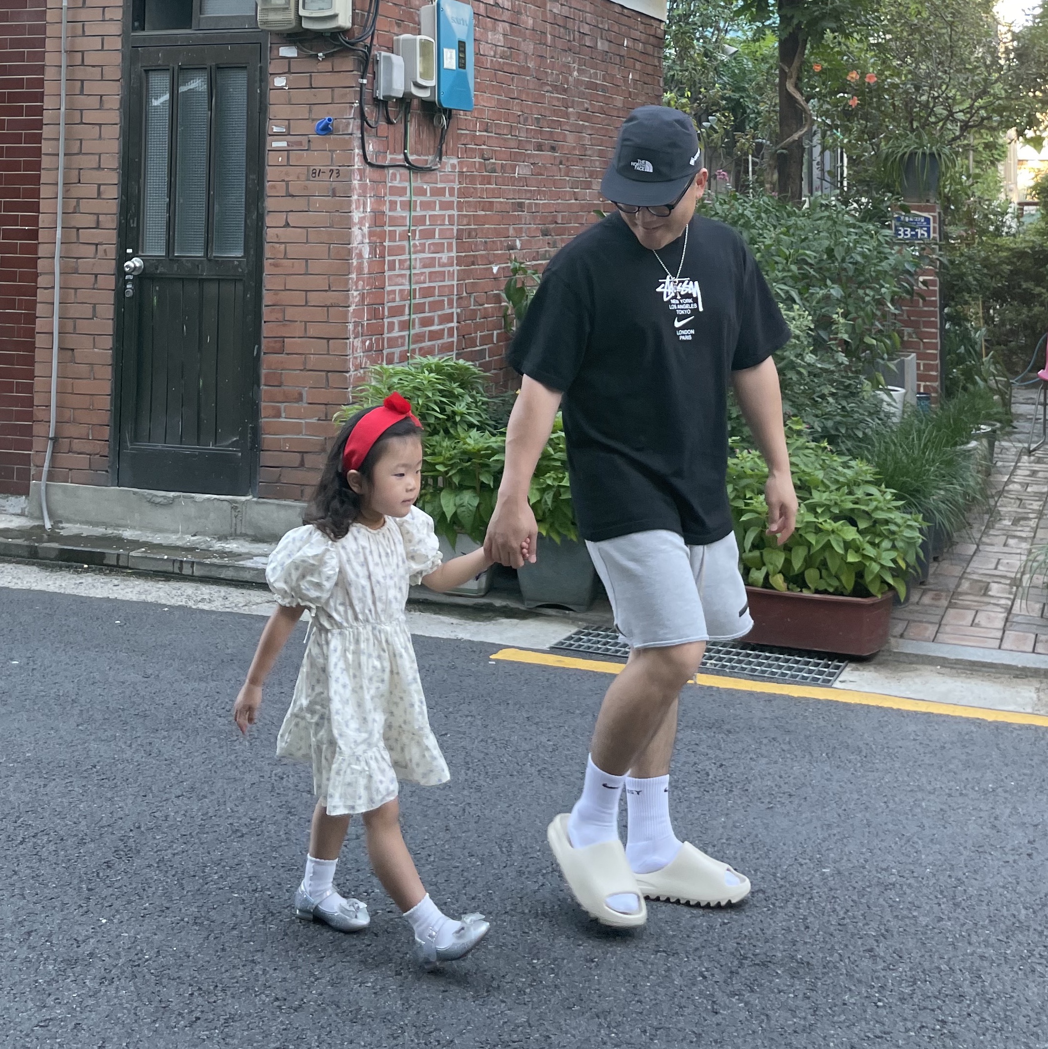 Adidas Yeezy Slide Bone 2022/2023, Nike x Stussy WT T-Shirt Black - US/EU 착용 스타일