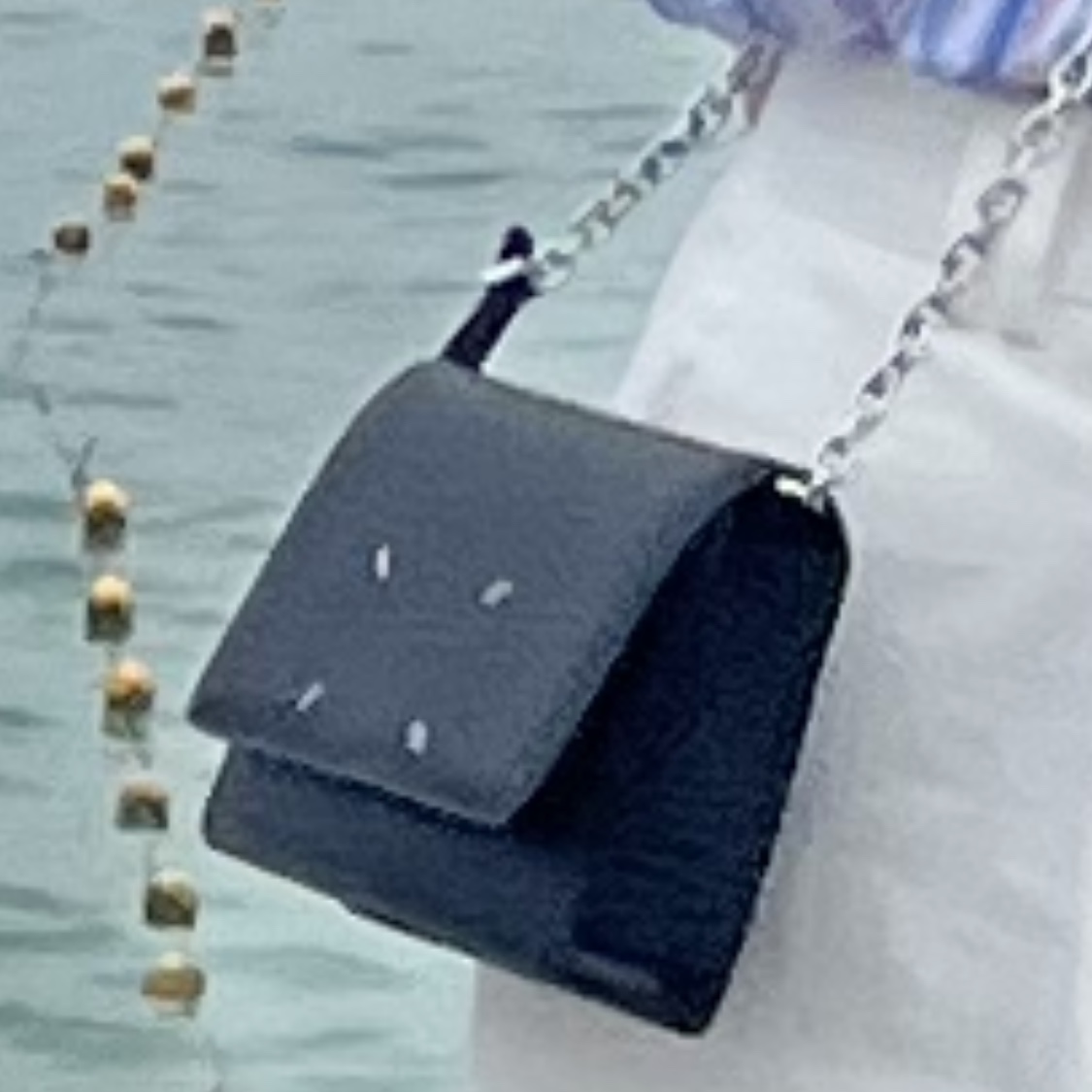 Maison Margiela Four Stitches Chain Flap Wallet Black 착용 스타일