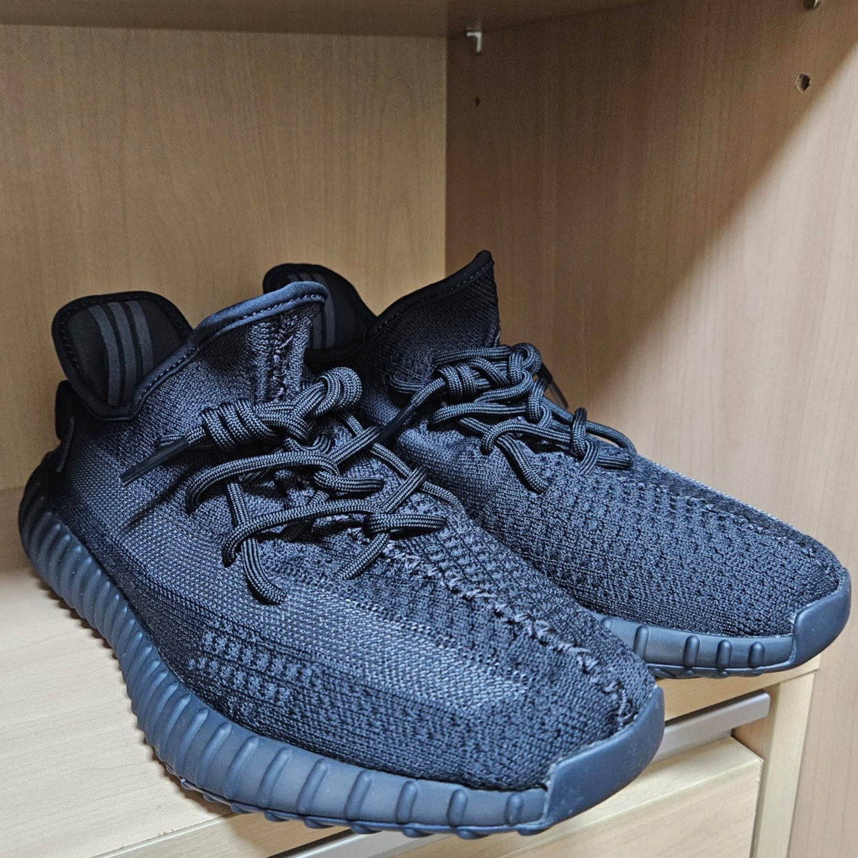 Adidas Yeezy Boost 350 V2 Onyx 착용 스타일