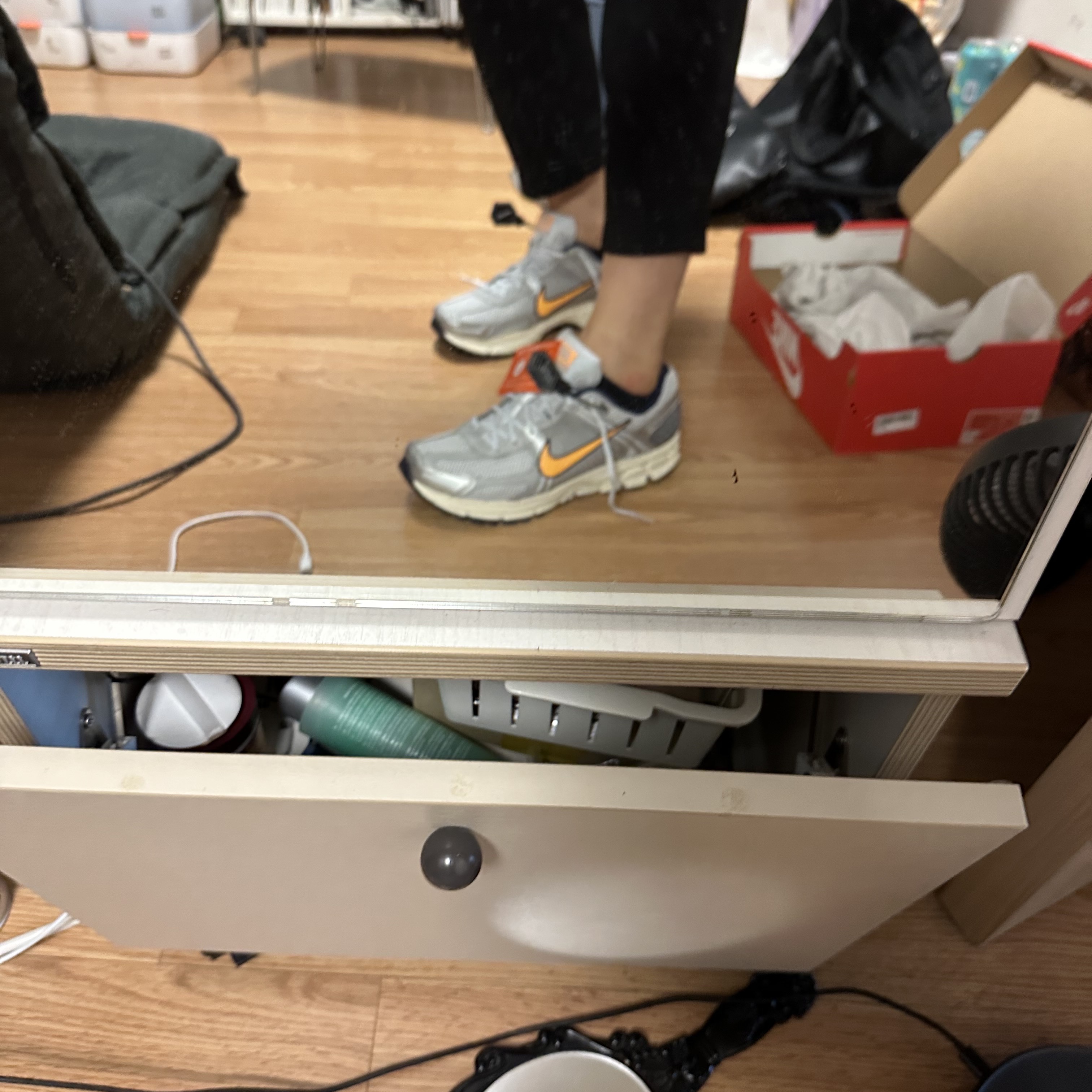 Nike Zoom Vomero 5 Pure Platinum and Laser Orange 착용 스타일 - 2