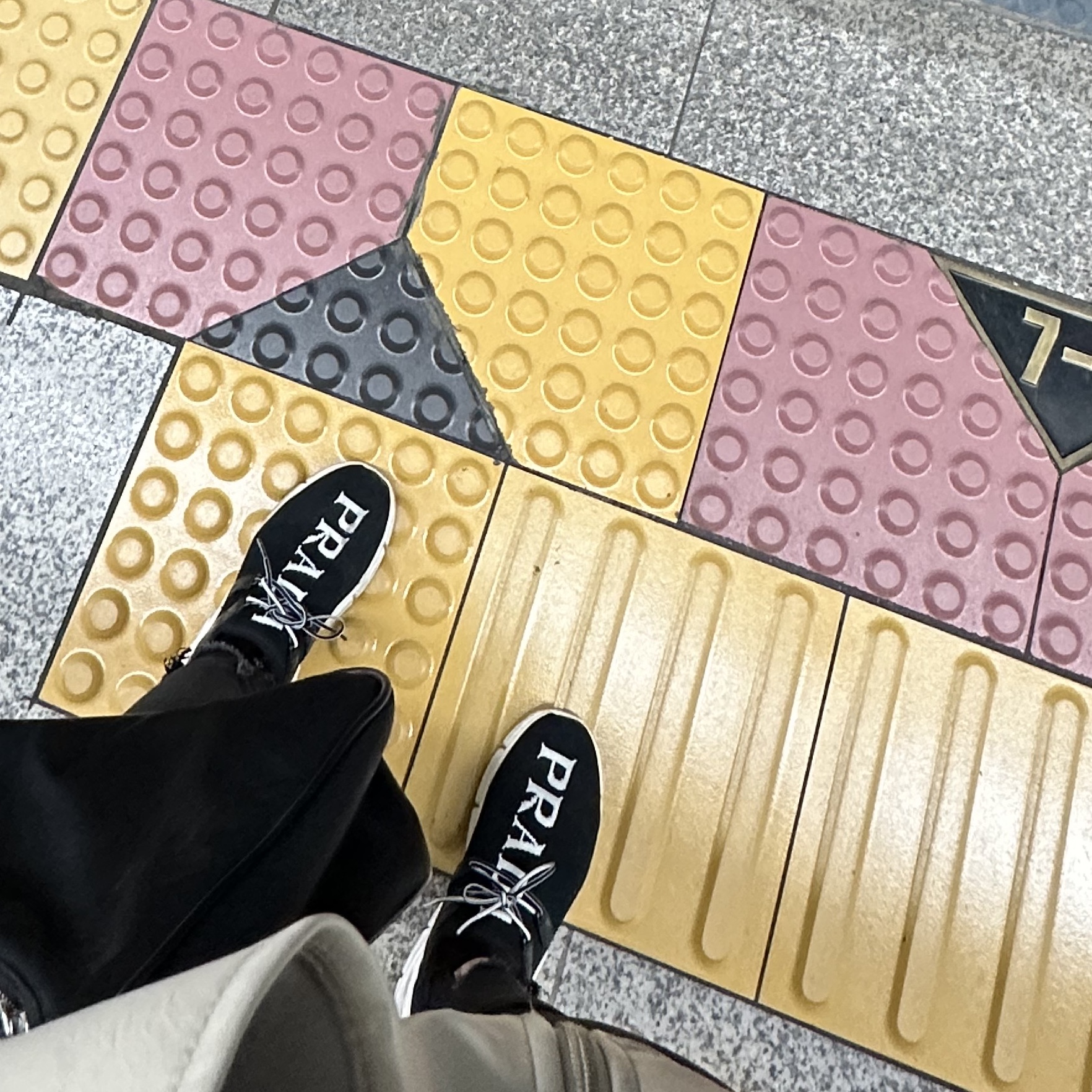 Prada XY Knit Sneakers Black White 착용 스타일 - 2