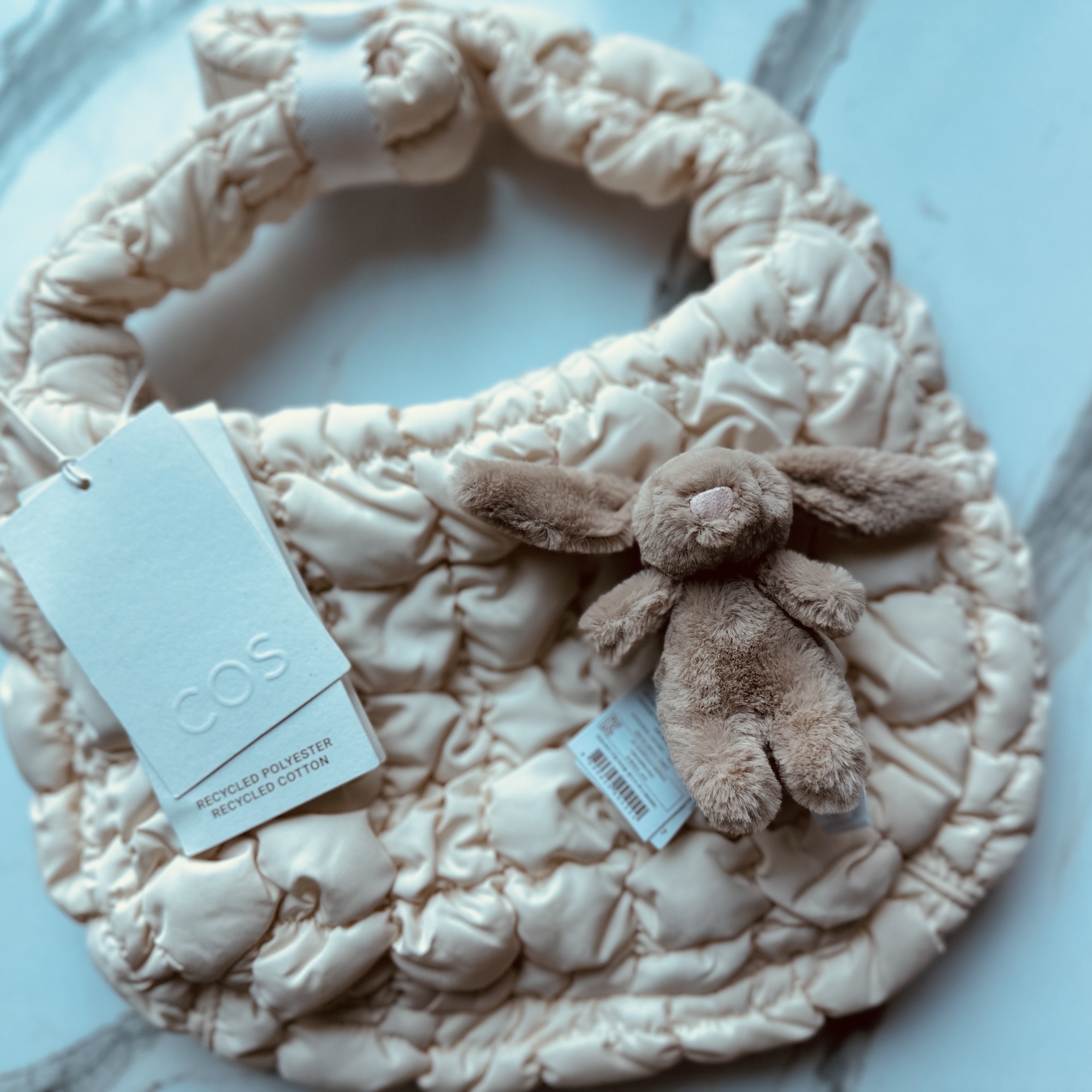 COS Quilted Mini Bag Cream, [KREAM 단독] Monamhee Creami Keyring Cream 착용 스타일 - 3