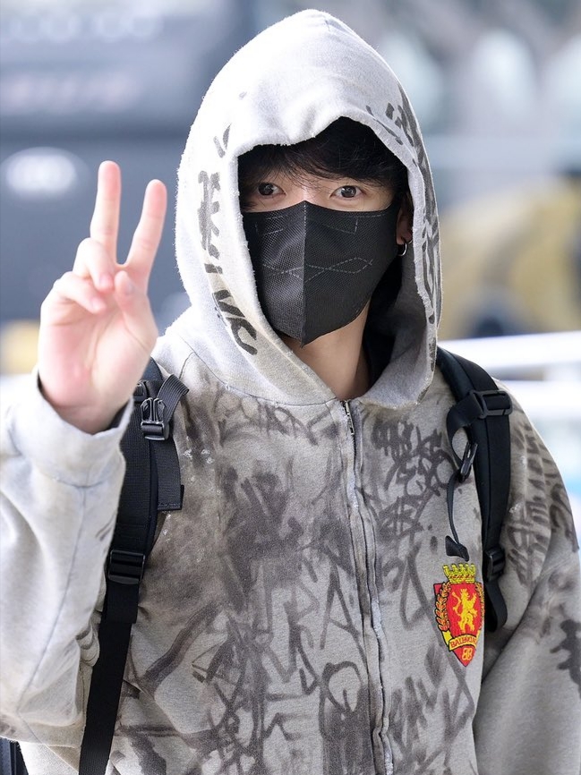 Balenciaga Skater Graffiti Zip-Up Hoodie Heather Grey 착용 스타일 - 2