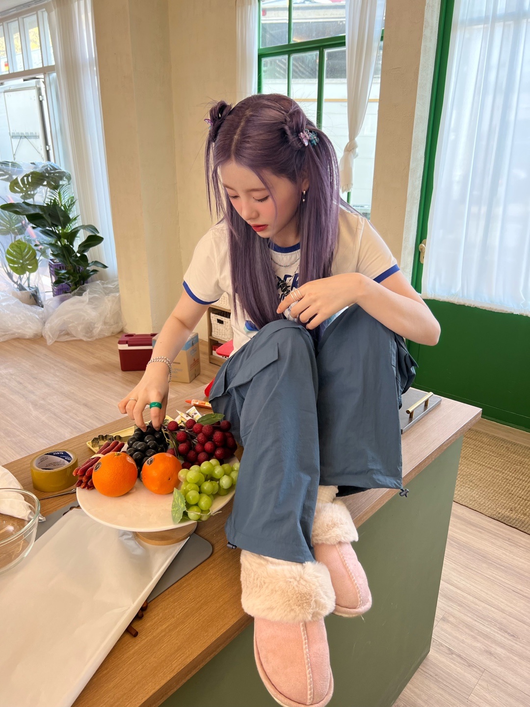 (W) UGG Scuffette II Slipper Horizon Pink 착용 스타일 - 2