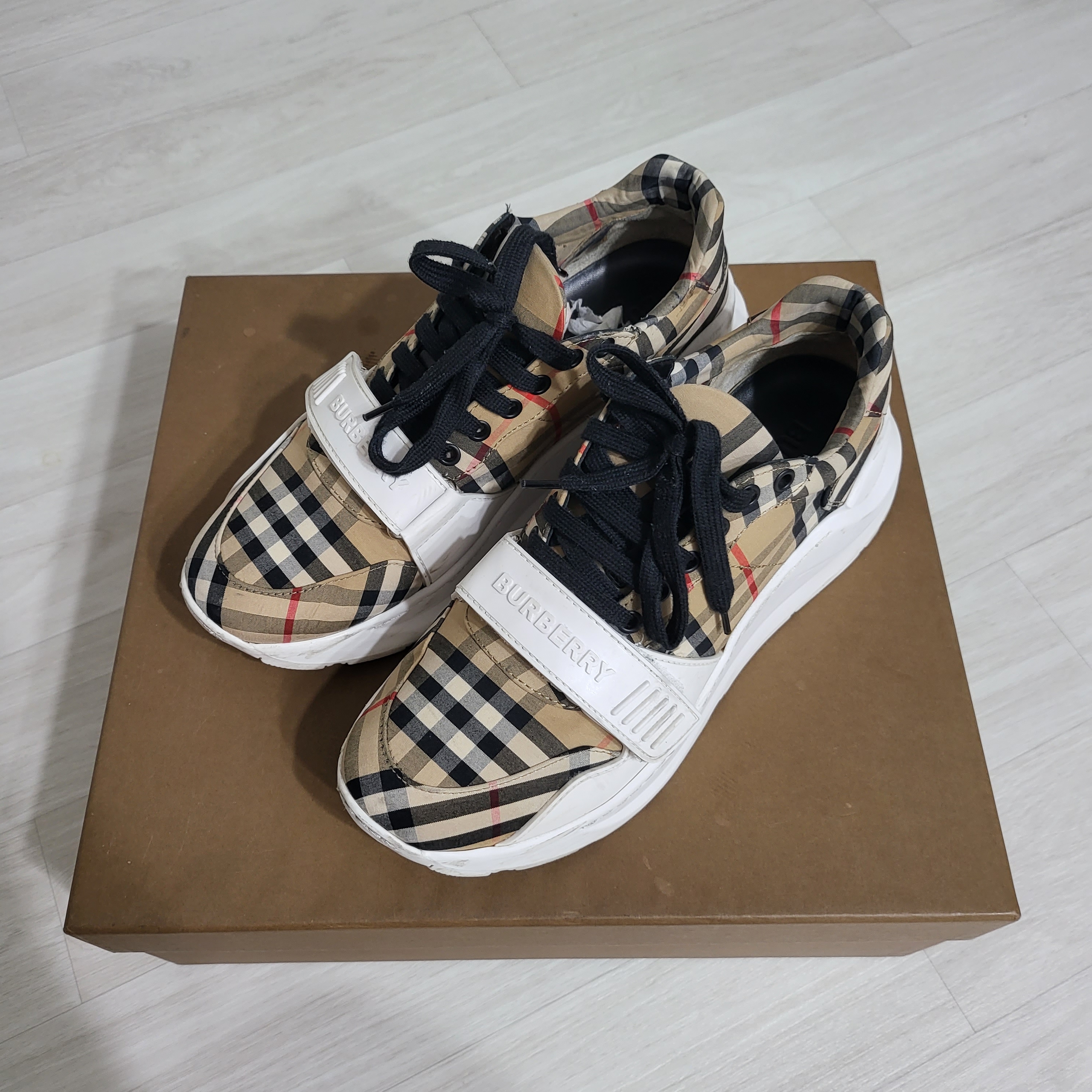 Burberry Vintage Check Suede Leather Sneakers Archive Beige 착용 스타일