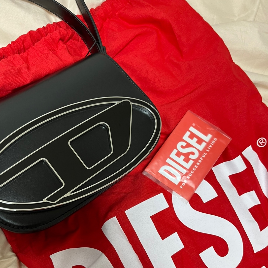 Diesel 1DR Shoulder Bag in Nappa Leather Black 착용 스타일